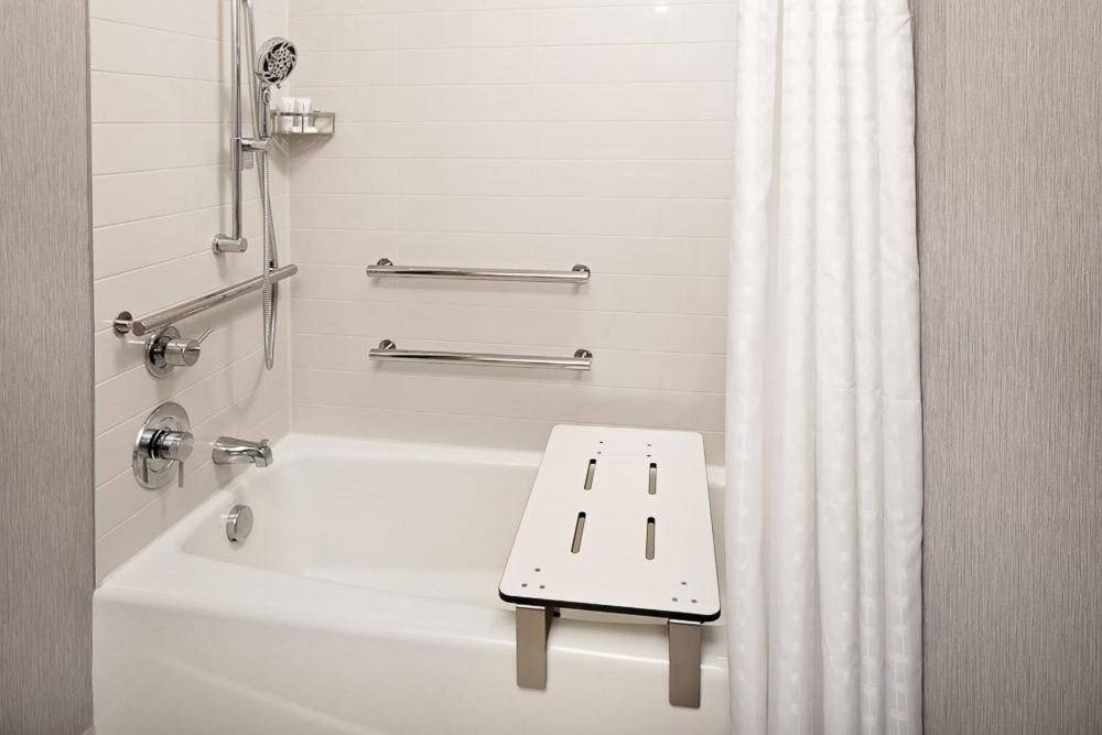 King Suite with Bathtub and Sofa Bed - Mobility Accessible - Photo 2