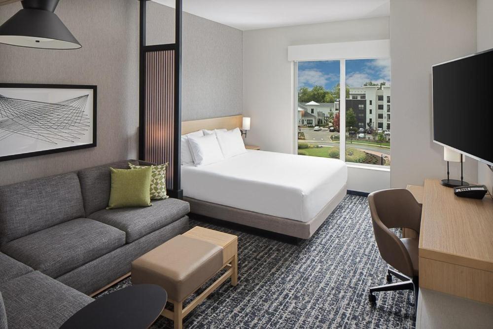 Standard King Room with Sofa Bed - Photo 1
