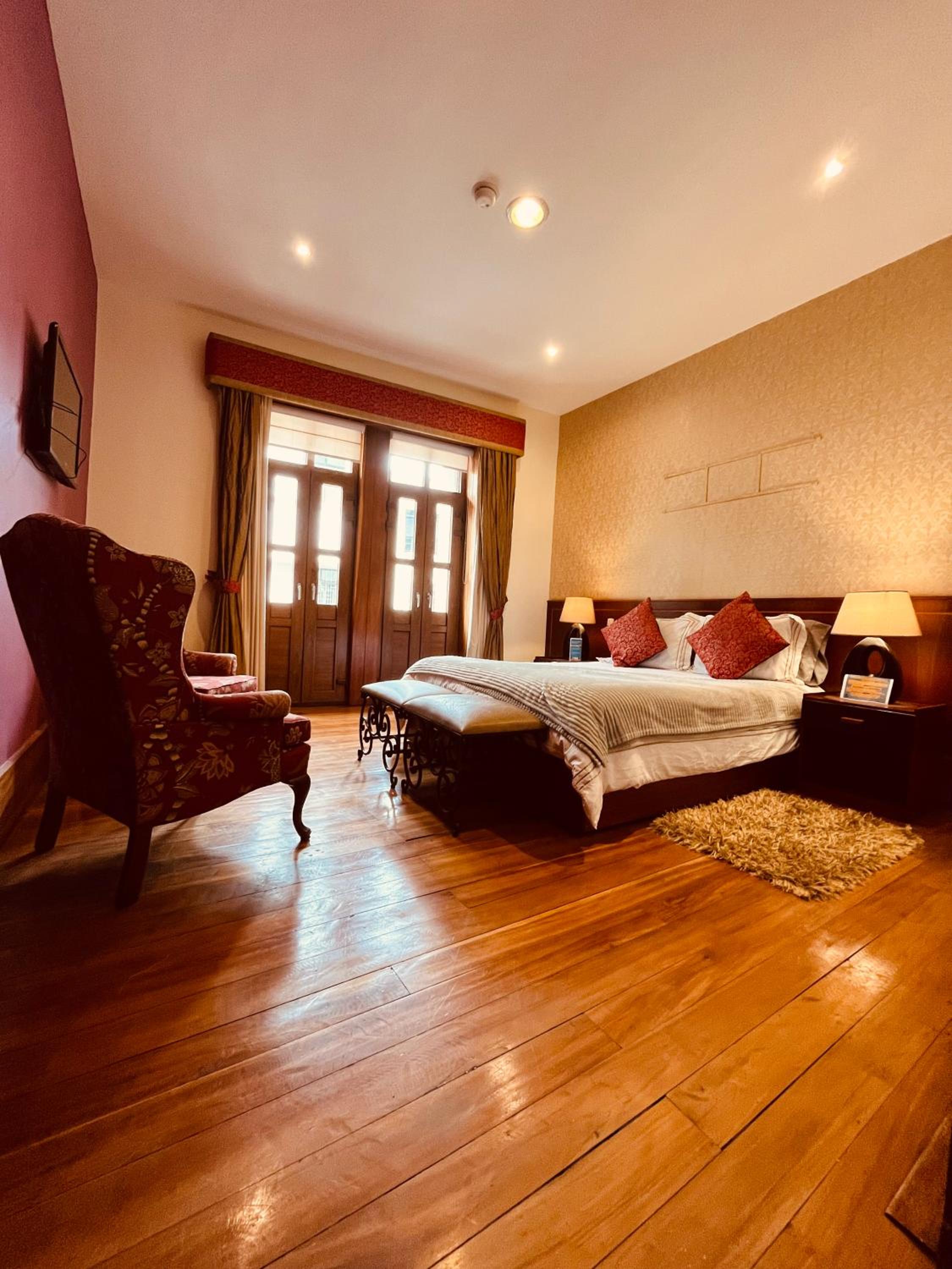 Junior Suite with Balcony - Photo 1
