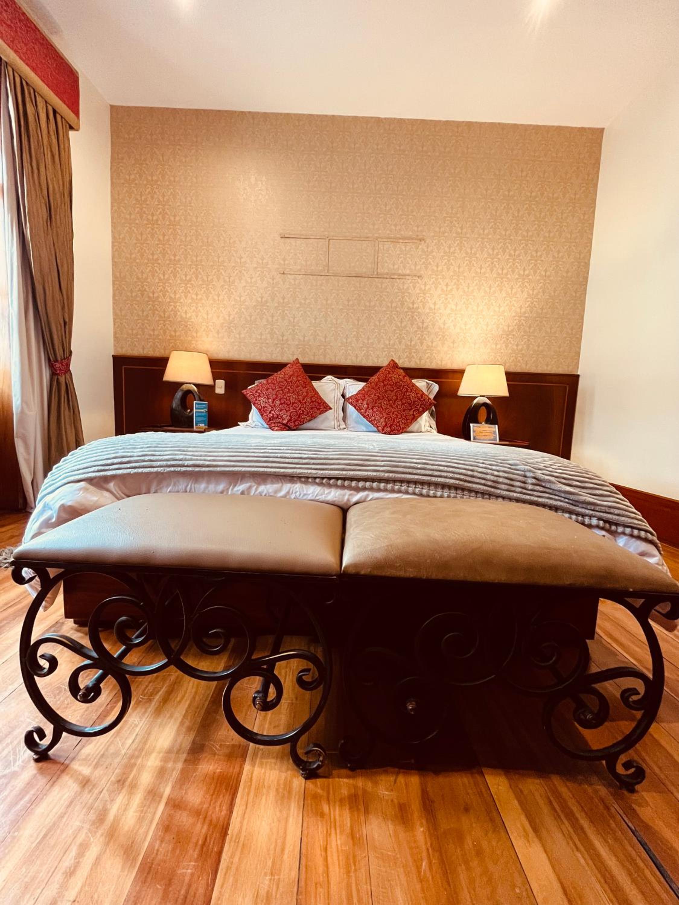 Junior Suite with Balcony - Photo 4