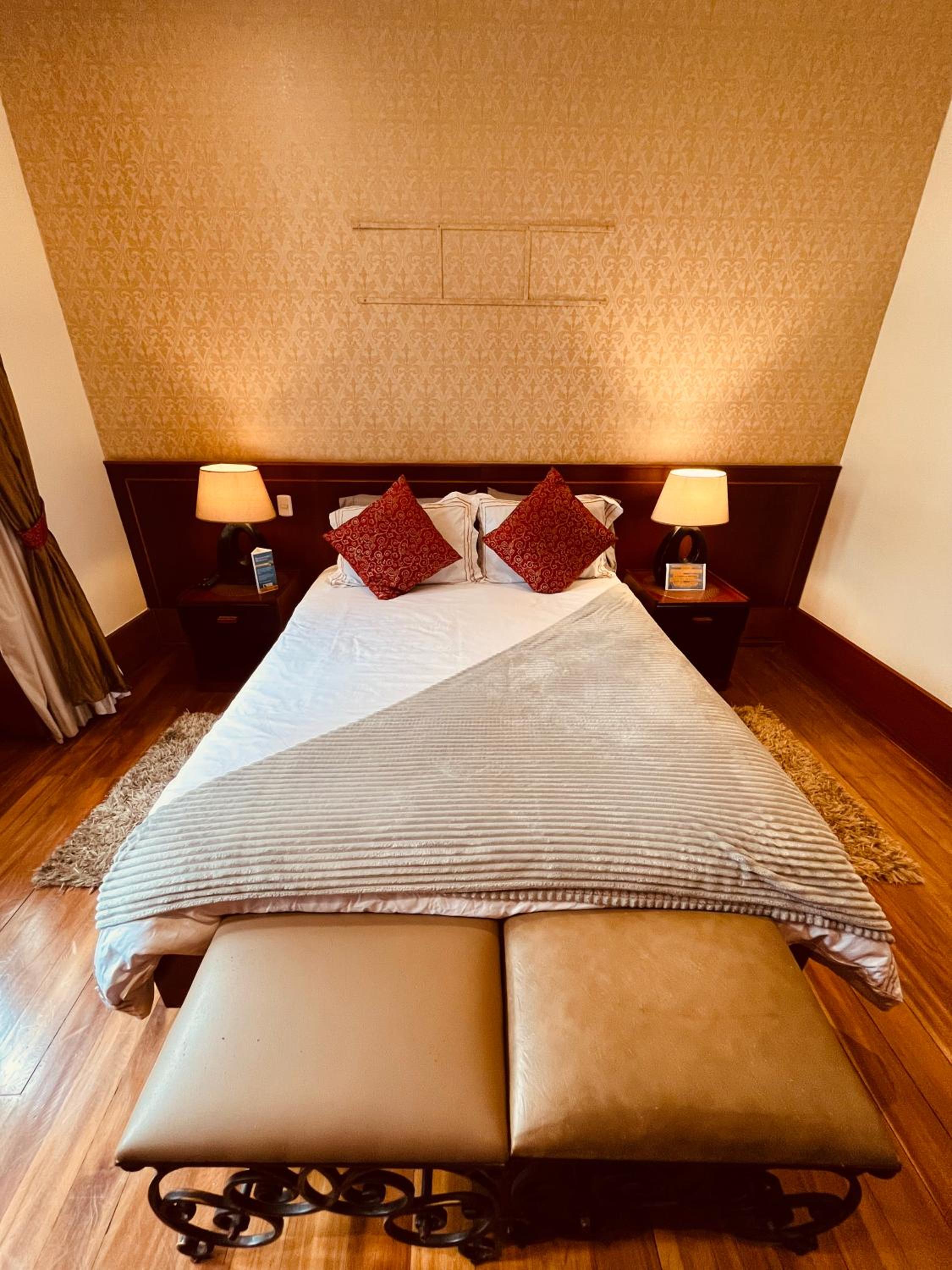 Junior Suite with Balcony - Photo 3