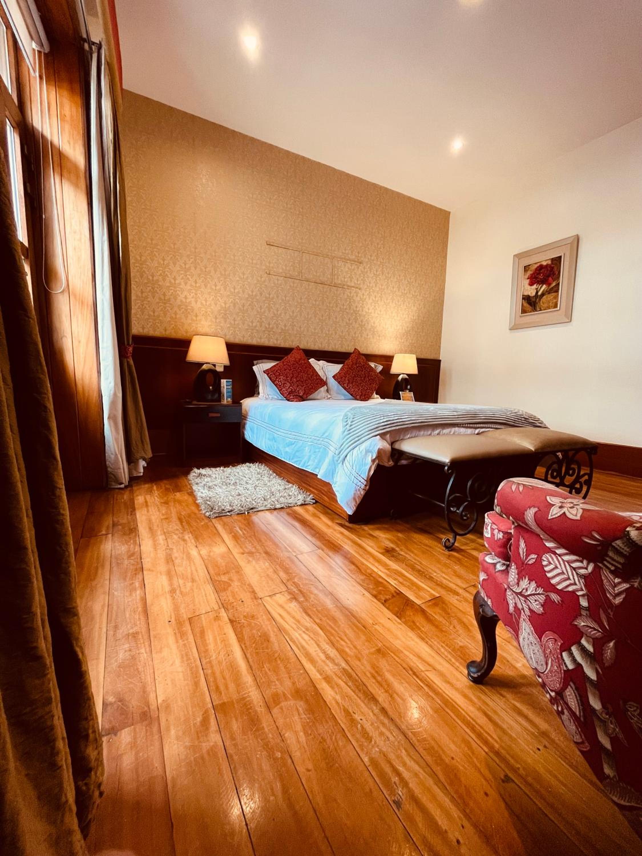 Junior Suite with Balcony - Photo 2