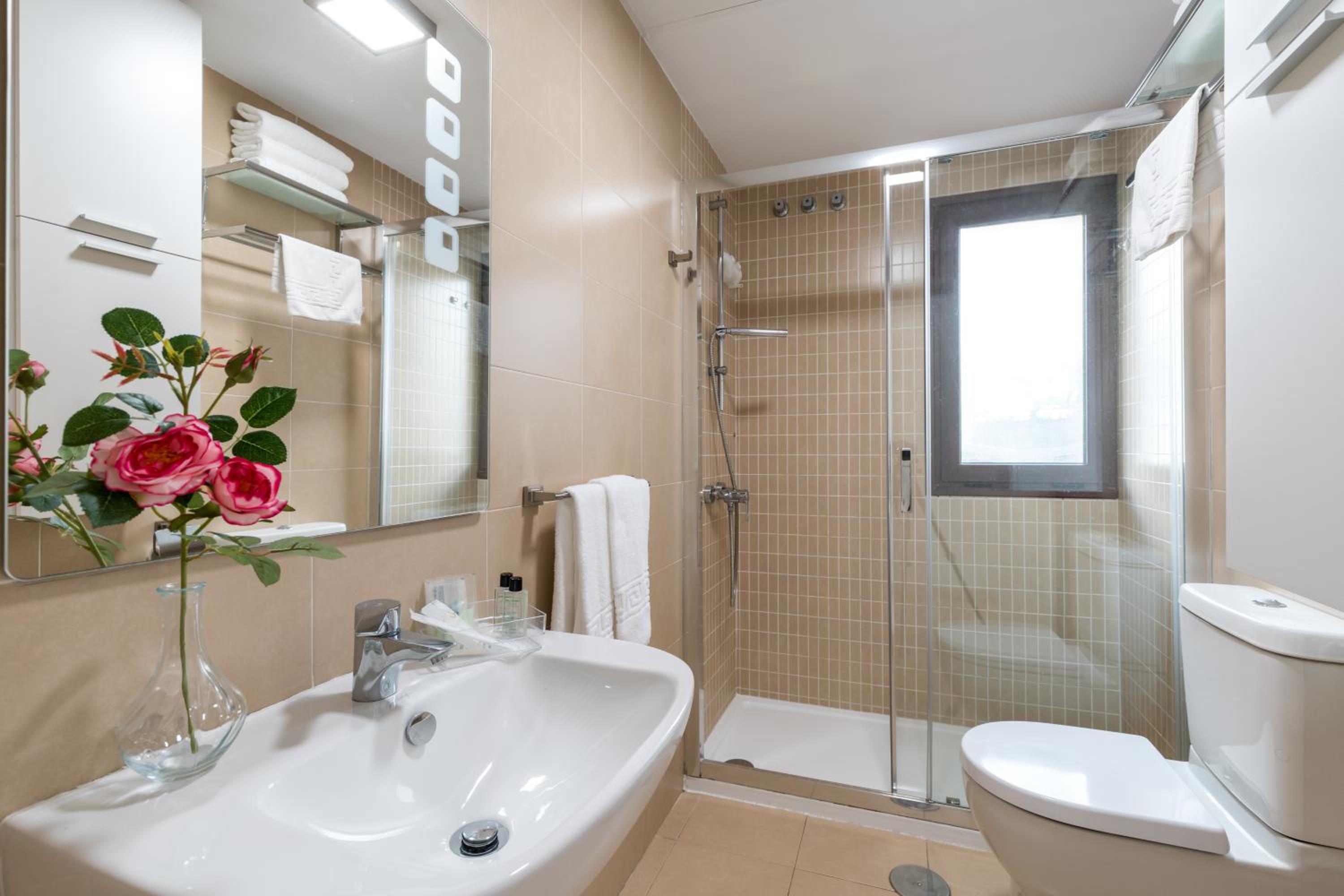 Superior One-Bedroom Apartment - Photo 31