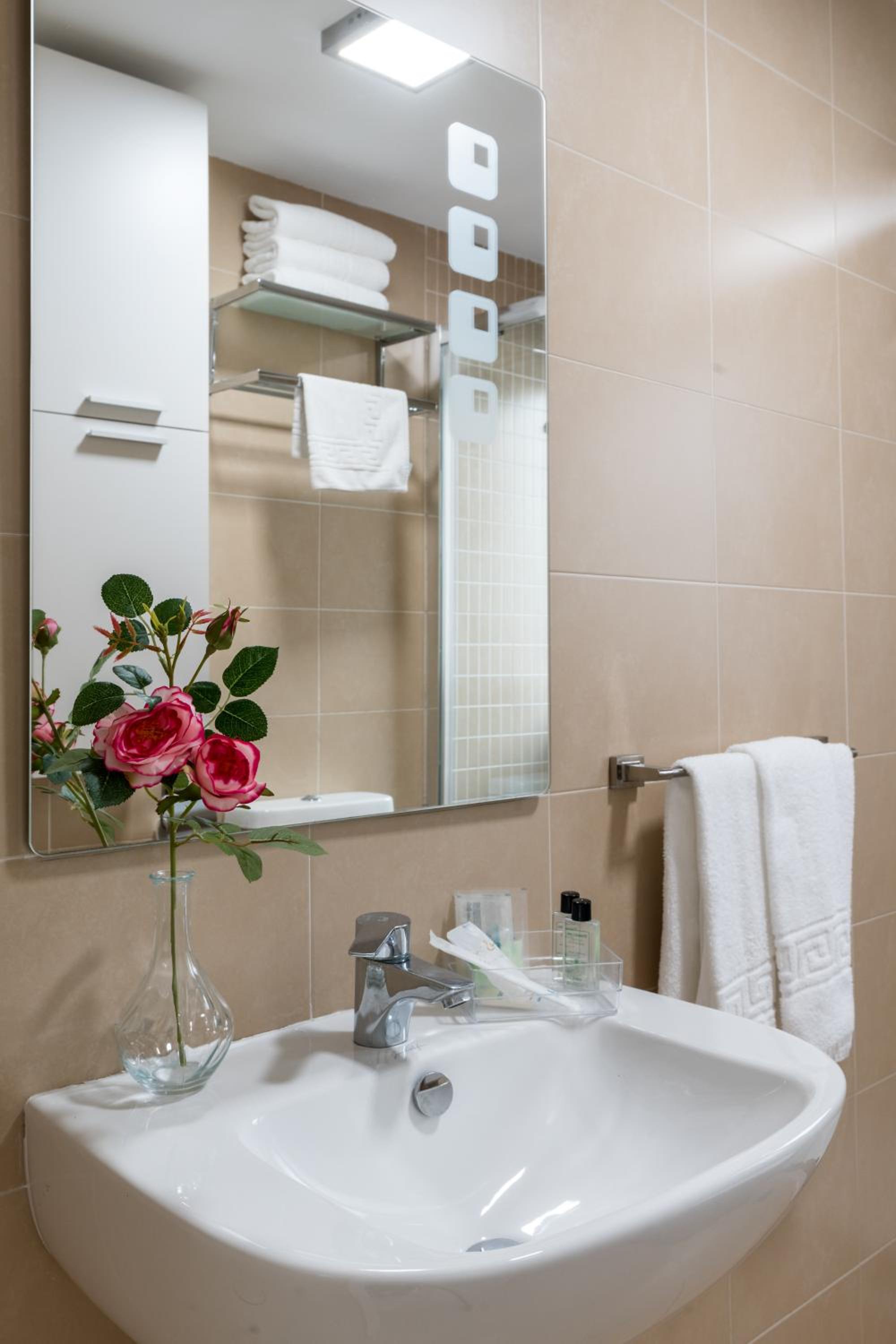 Superior One-Bedroom Apartment - Photo 33