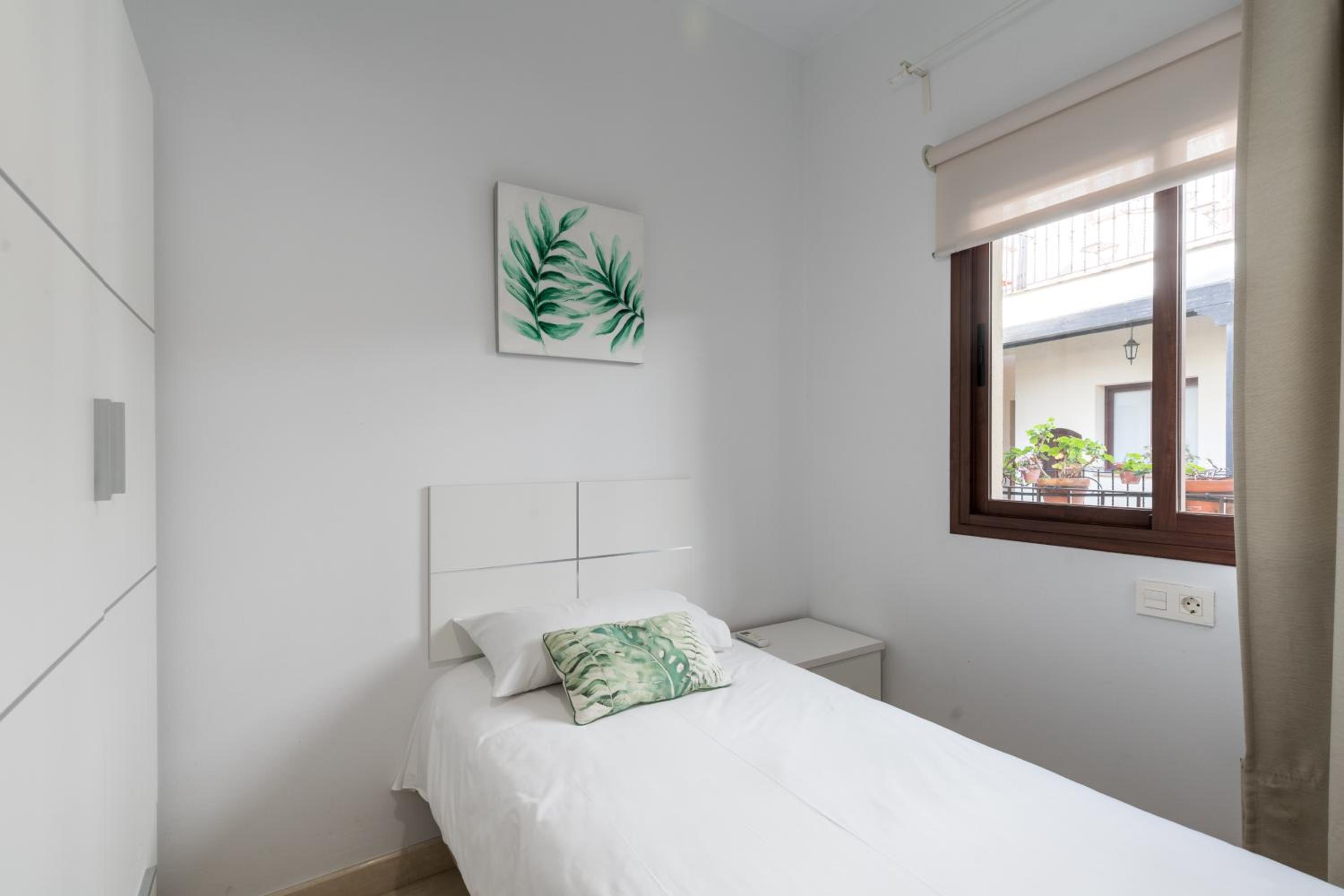 Superior One-Bedroom Apartment - Photo 13