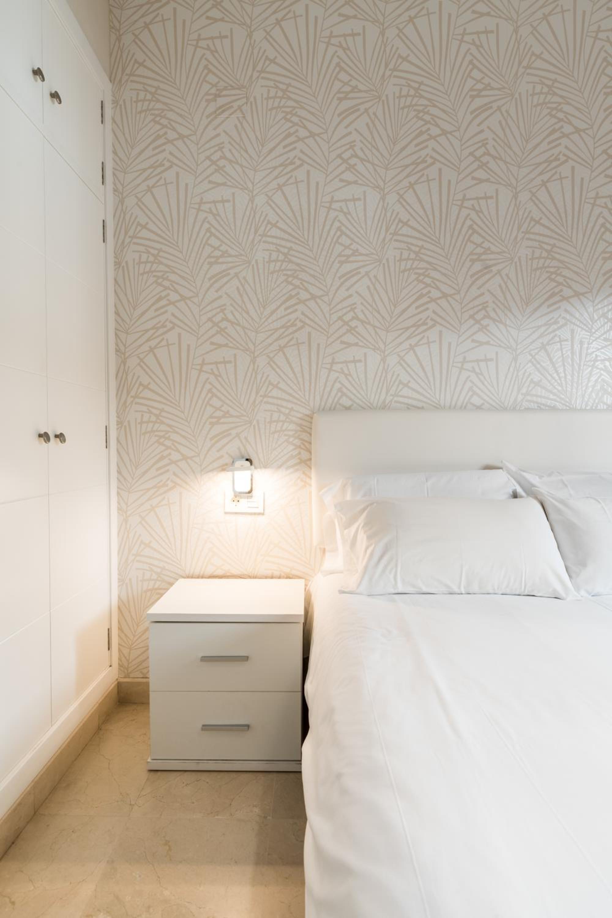 Superior One-Bedroom Apartment - Photo 14