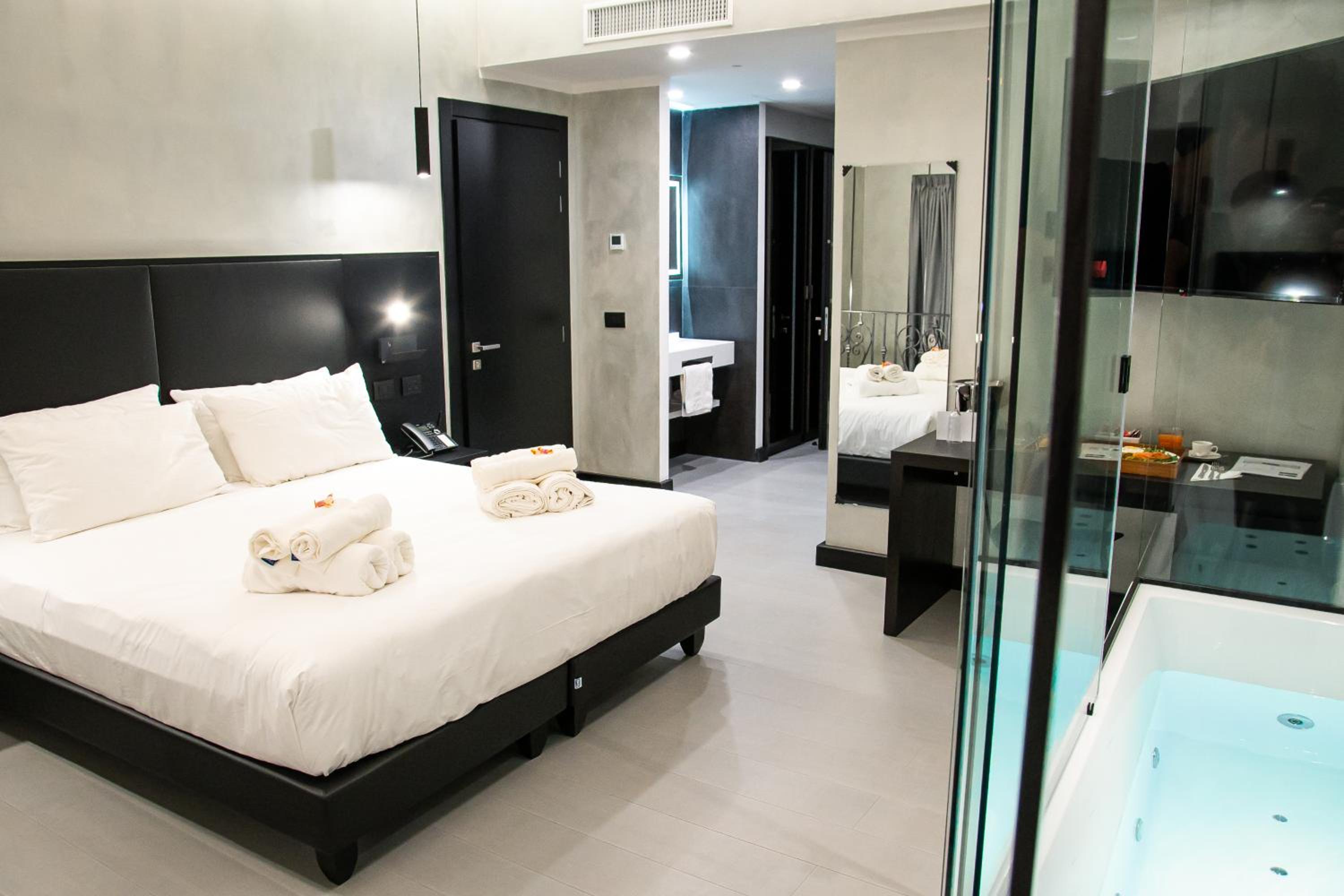 Suite with Spa Bath photo 1
