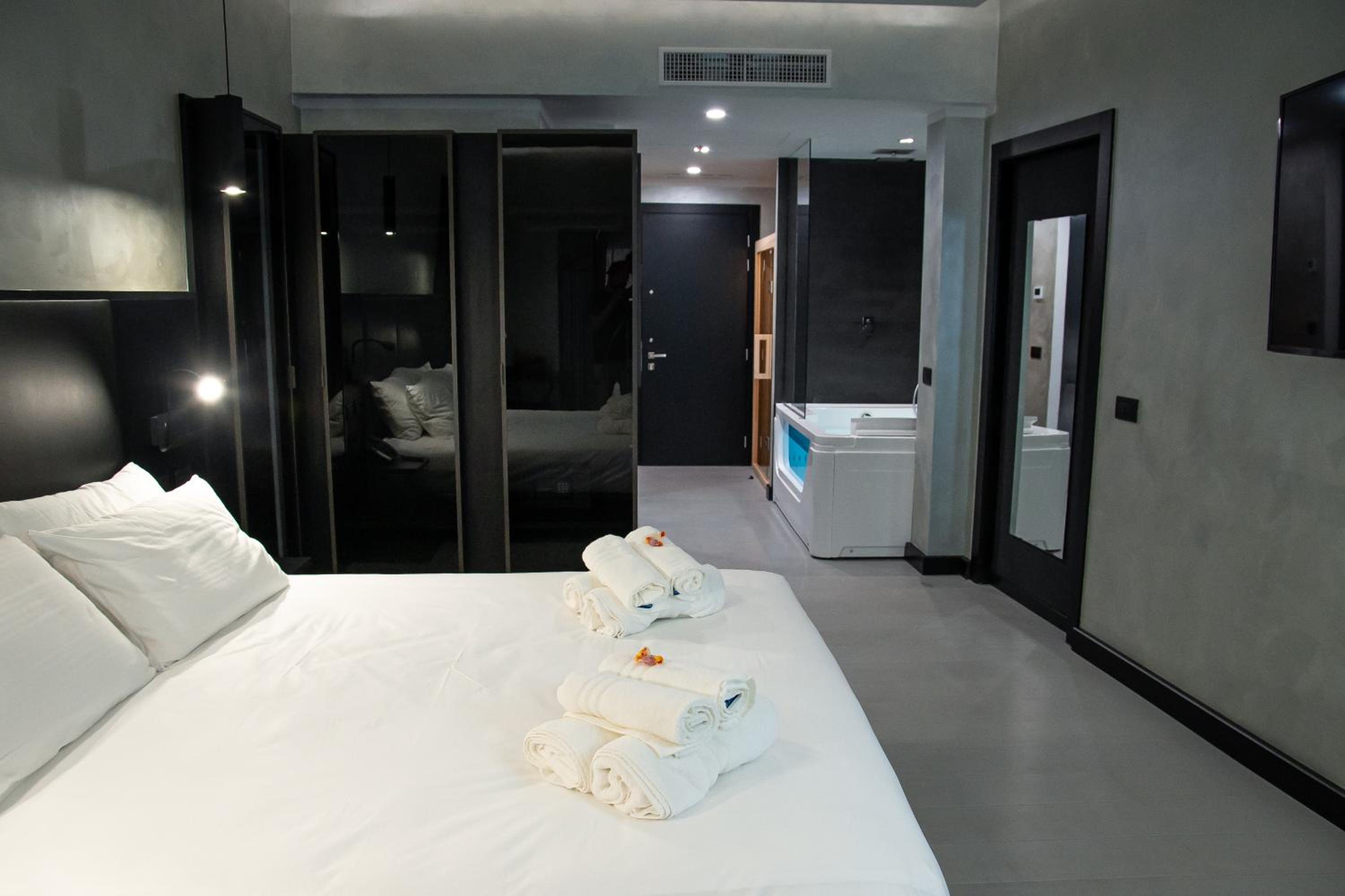 Deluxe Suite with Spa Bath photo 1