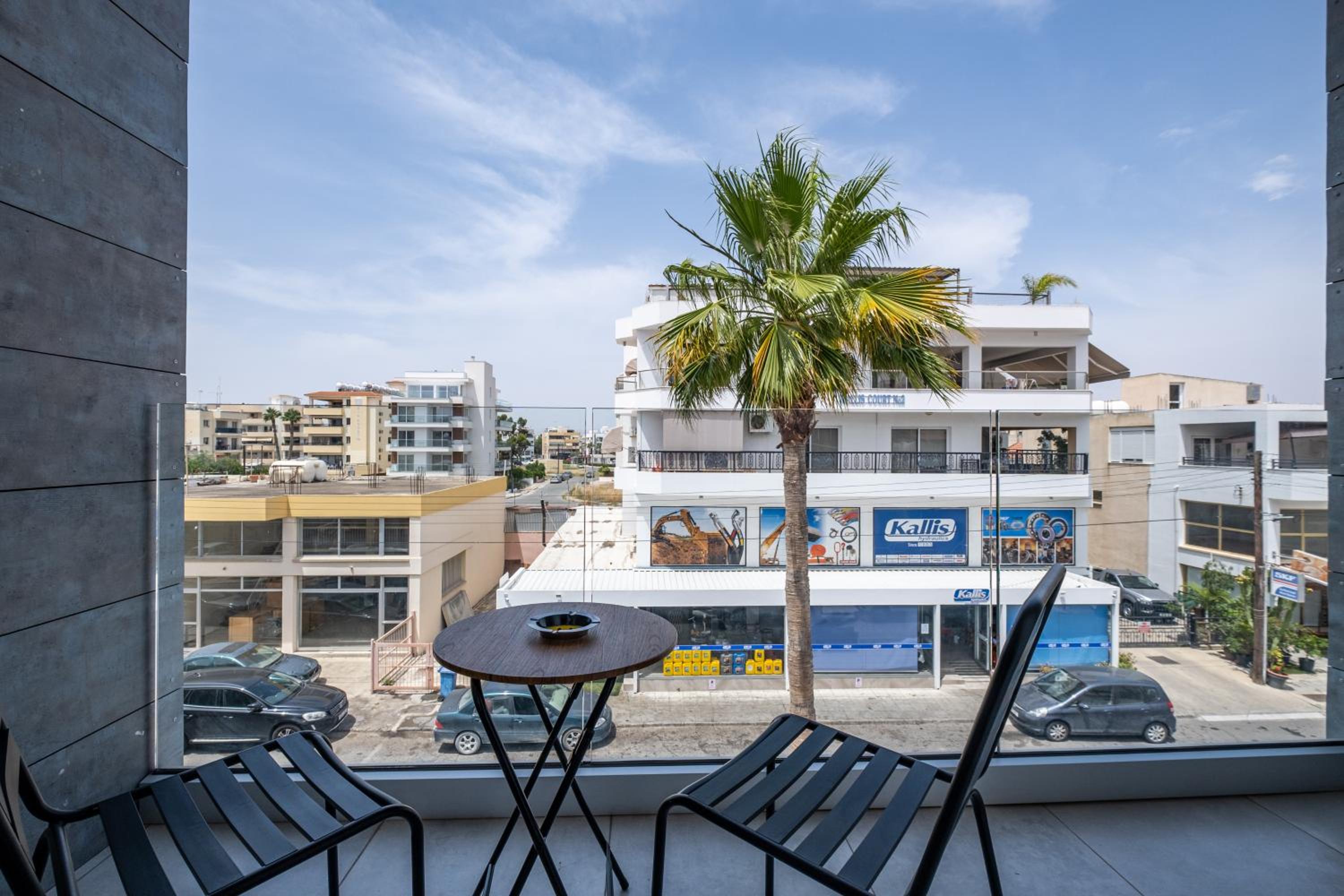 Three-Bedroom Apartment with Balcony photo 2