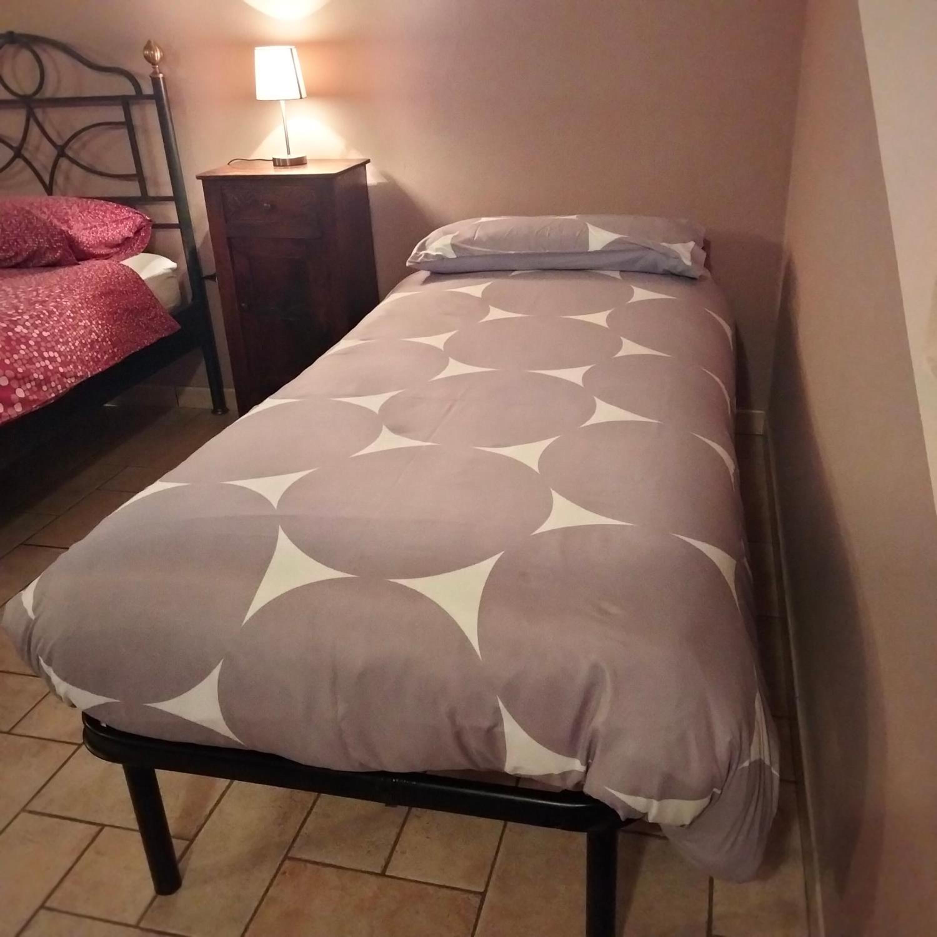 Twin Room with Private Bathroom - Photo 7
