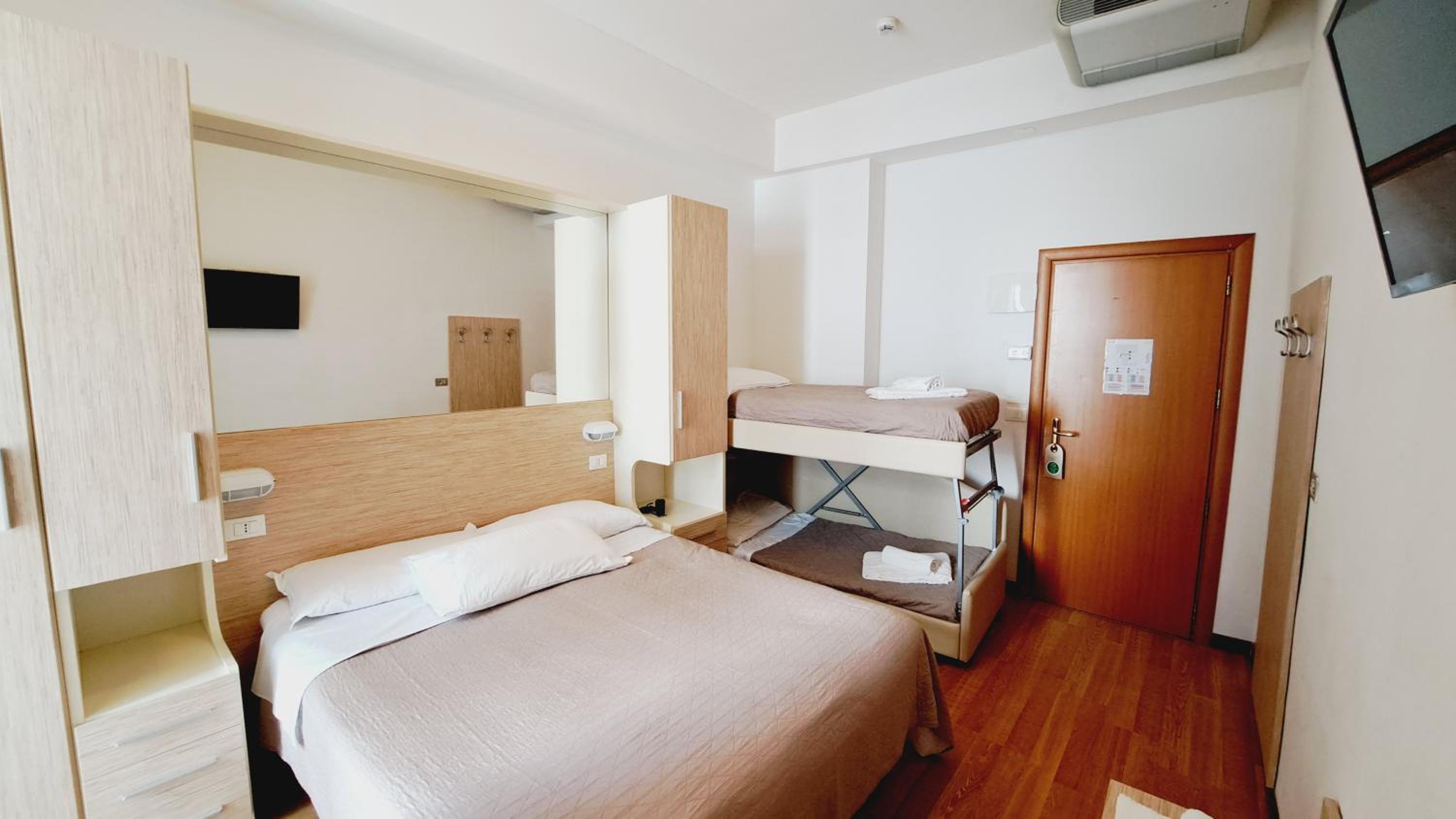Classic Quadruple Room photo 2