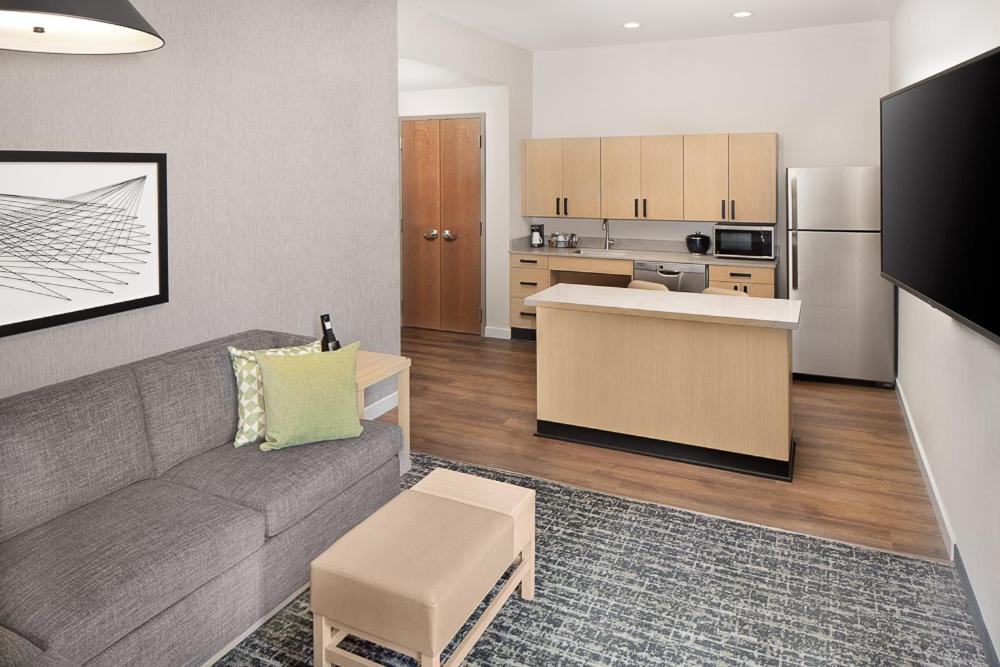 King Suite with Bathtub and Sofa Bed - Mobility Accessible - Photo 3