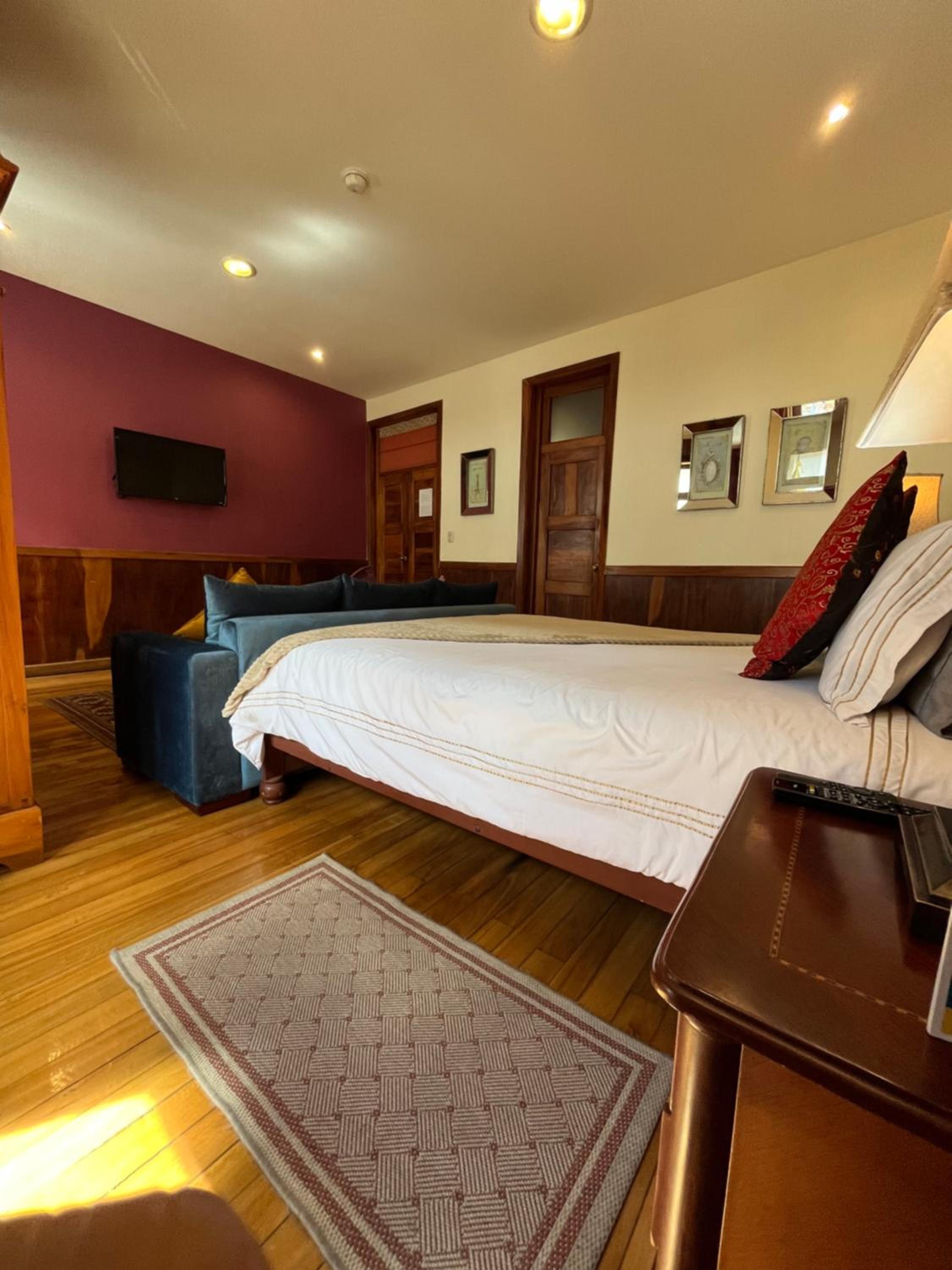 Suite with Balcony - Photo 4