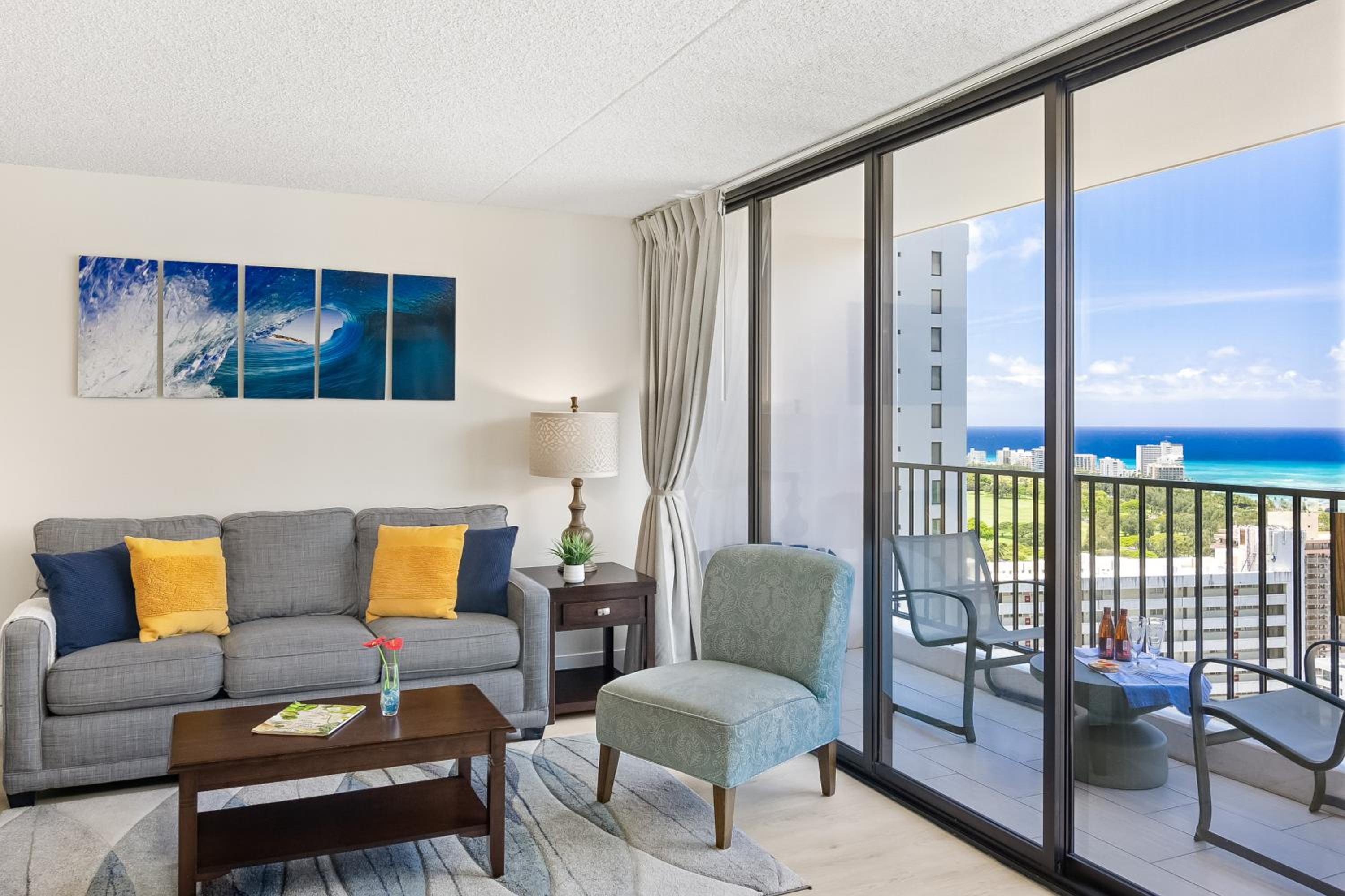 34Fl Waikiki condo with ocean view, pool, & parking: Apartment with Sea View photo