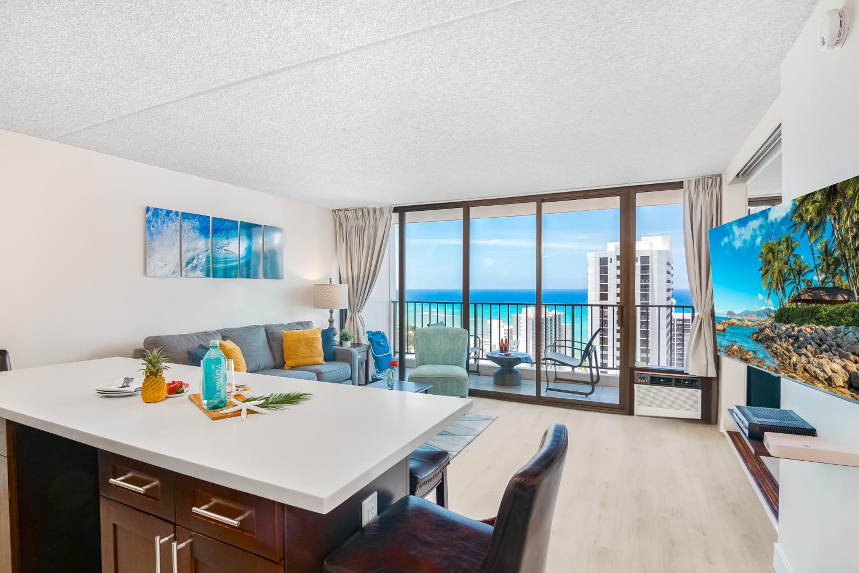 34Fl Waikiki condo with ocean view, pool, & parking: Apartment with Sea View photo