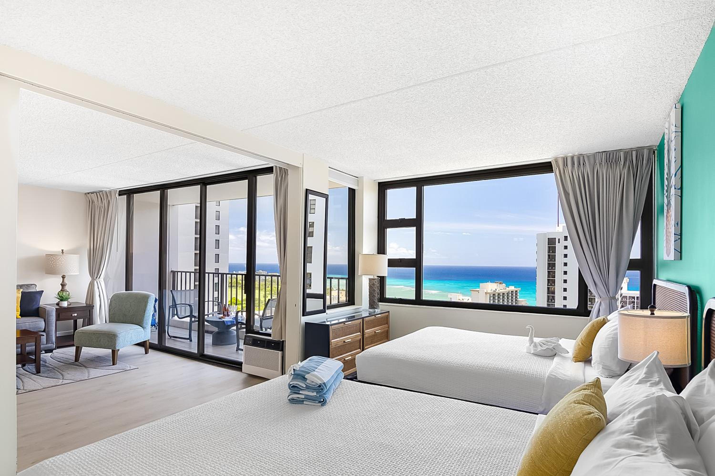 34Fl Waikiki condo with ocean view, pool, & parking: Apartment with Sea View photo