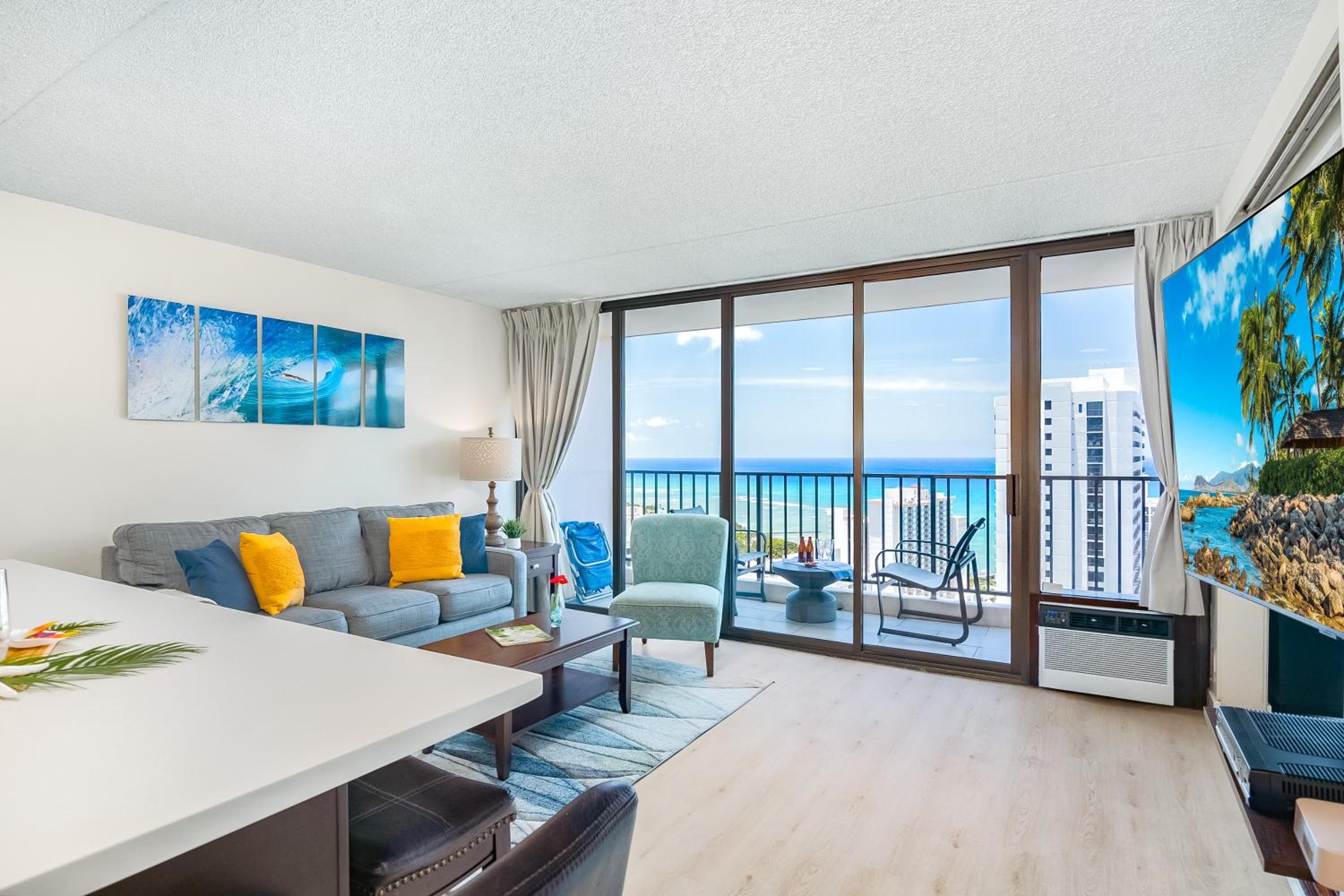 34Fl Waikiki condo with ocean view, pool, & parking: Apartment with Sea View photo