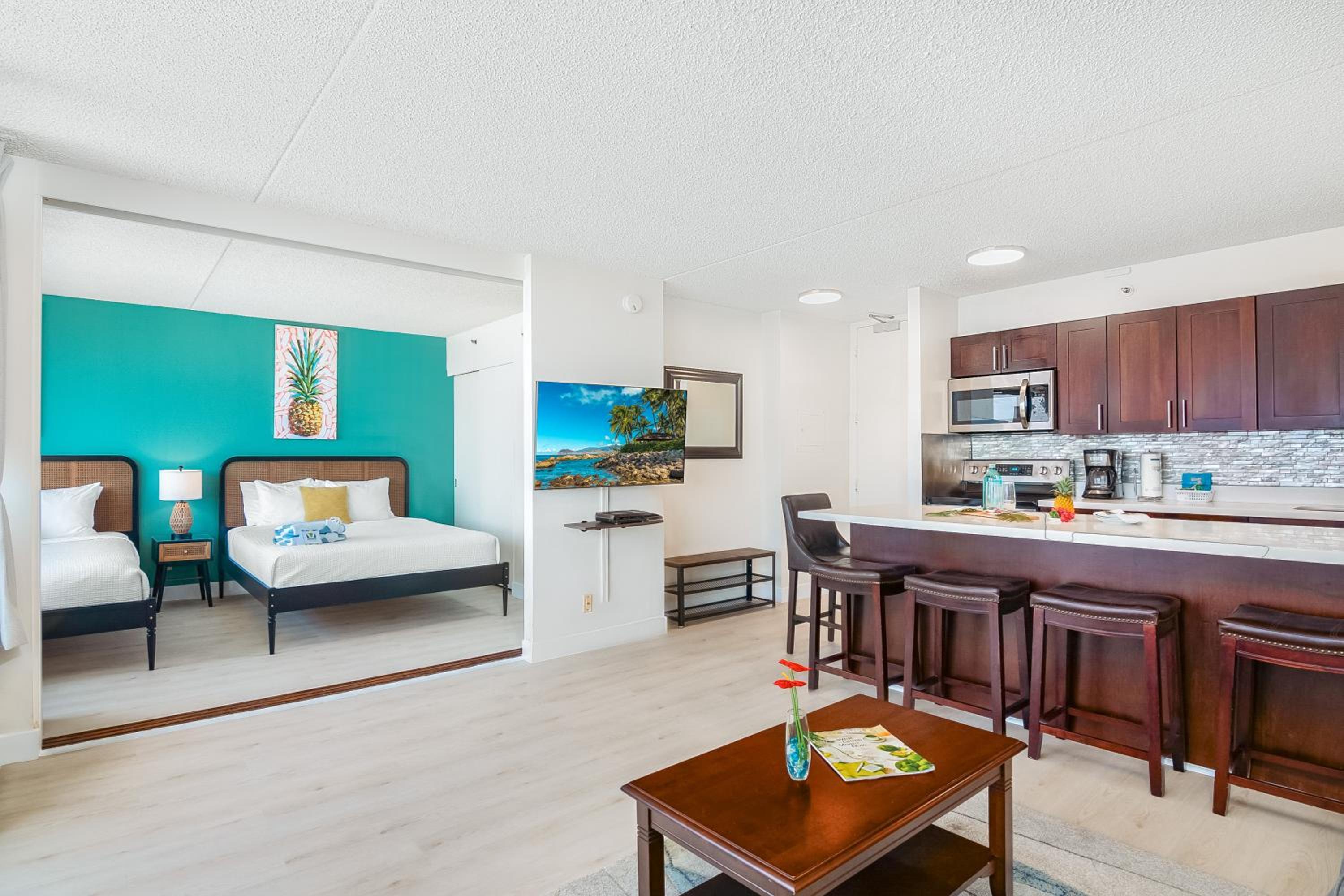 34Fl Waikiki condo with ocean view, pool, & parking: Apartment with Sea View photo