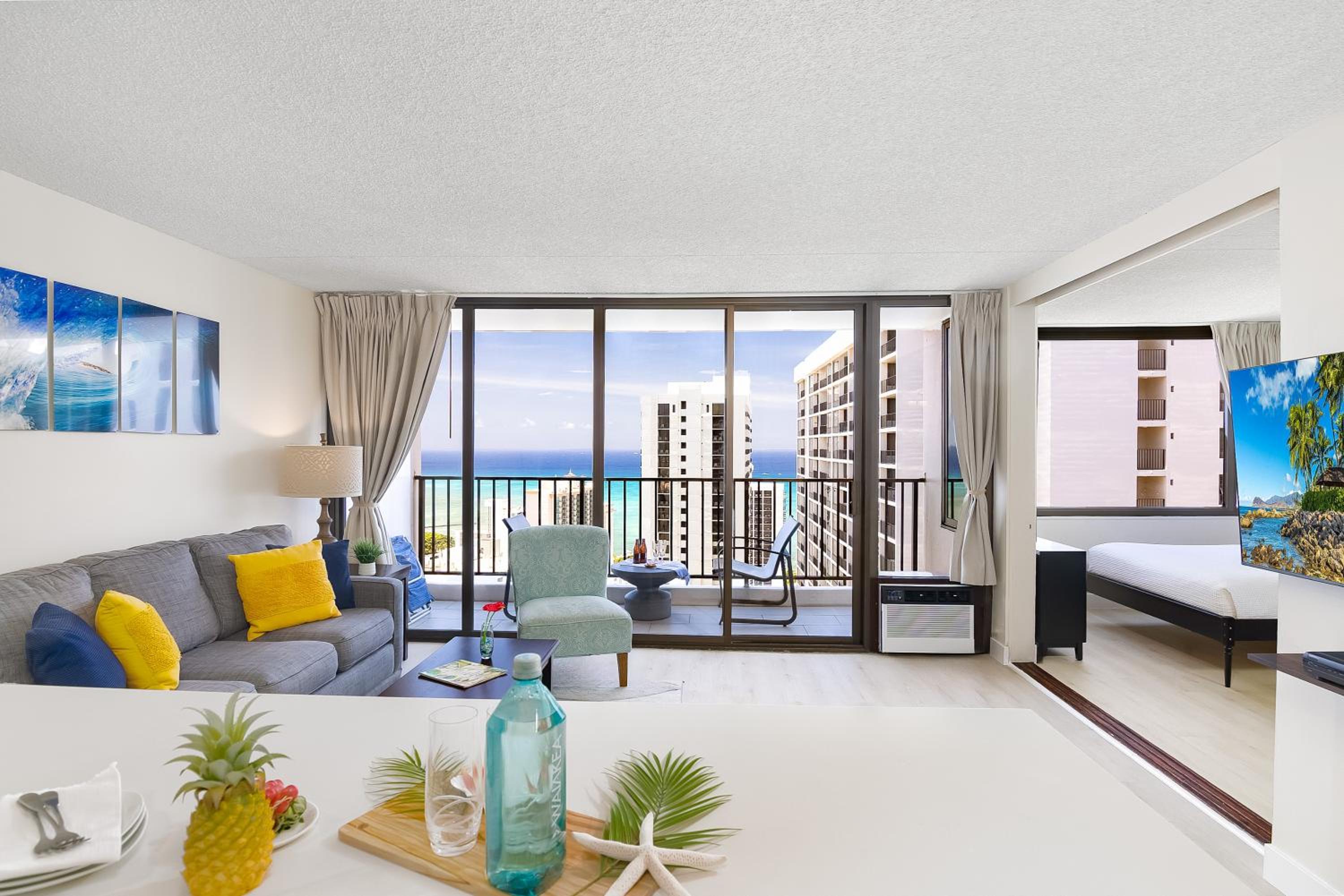 34Fl Waikiki condo with ocean view, pool, & parking: Apartment with Sea View photo