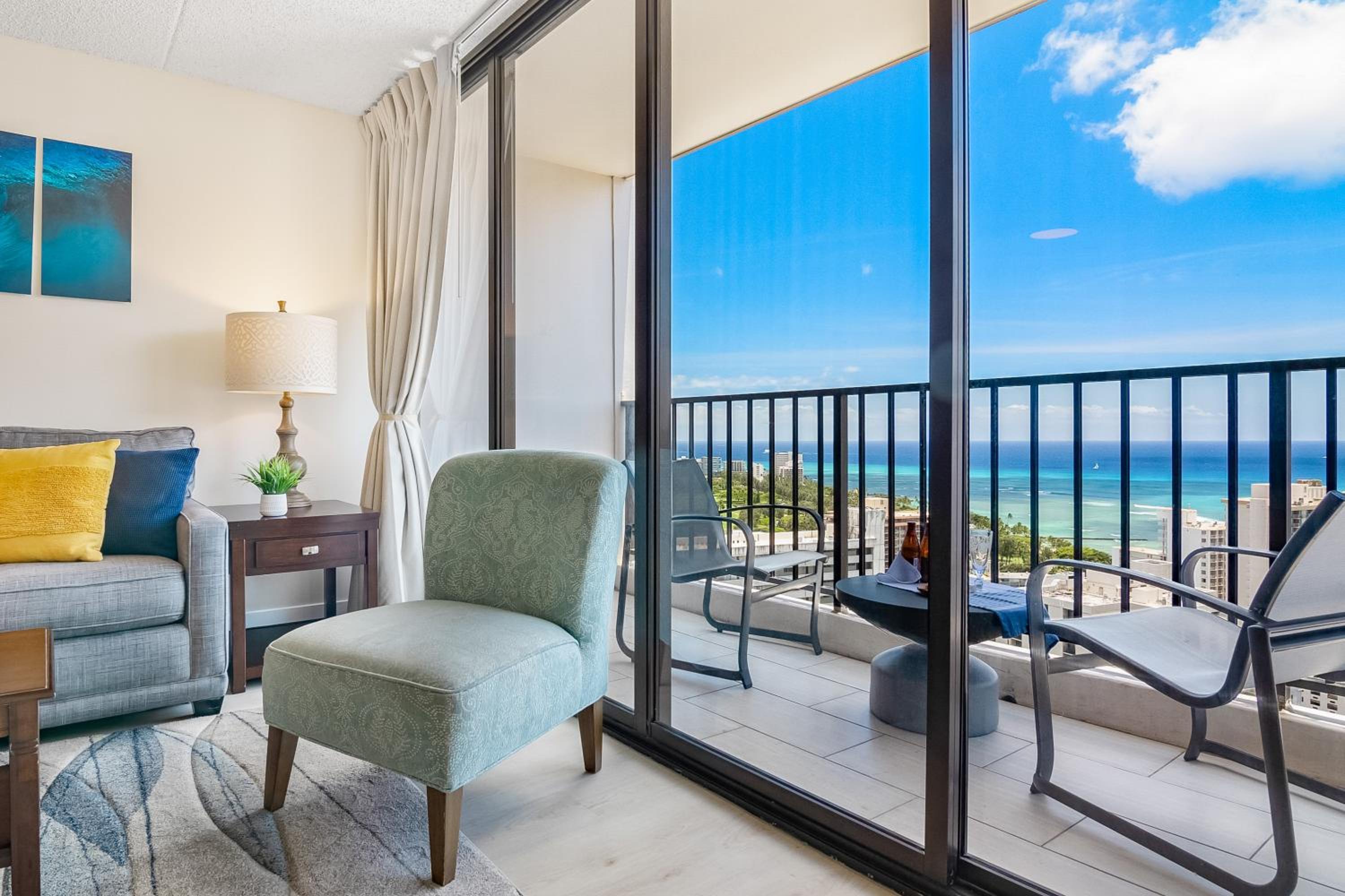 34Fl Waikiki condo with ocean view, pool, & parking: Apartment with Sea View photo