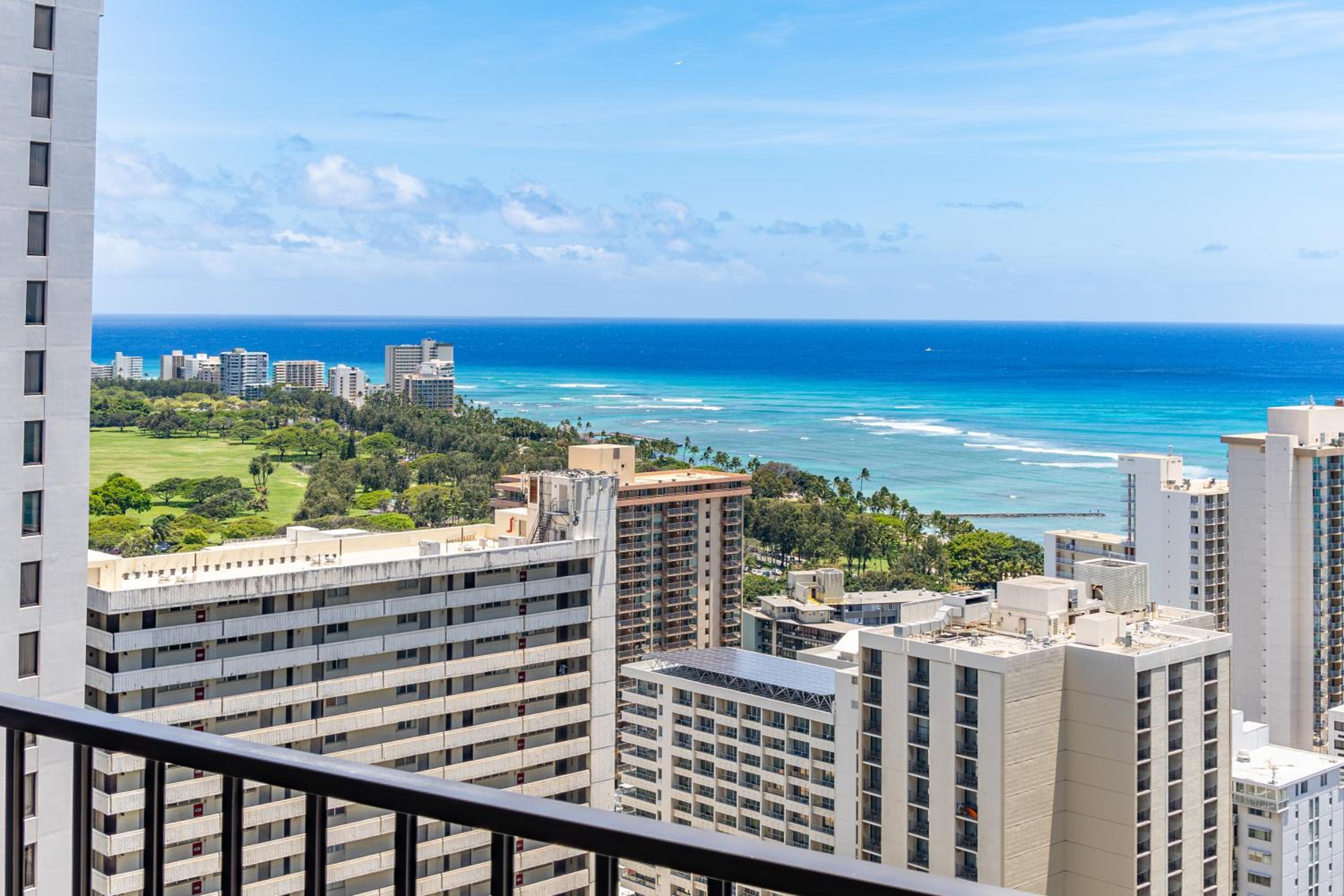 34Fl Waikiki condo with ocean view, pool, & parking: Apartment with Sea View photo