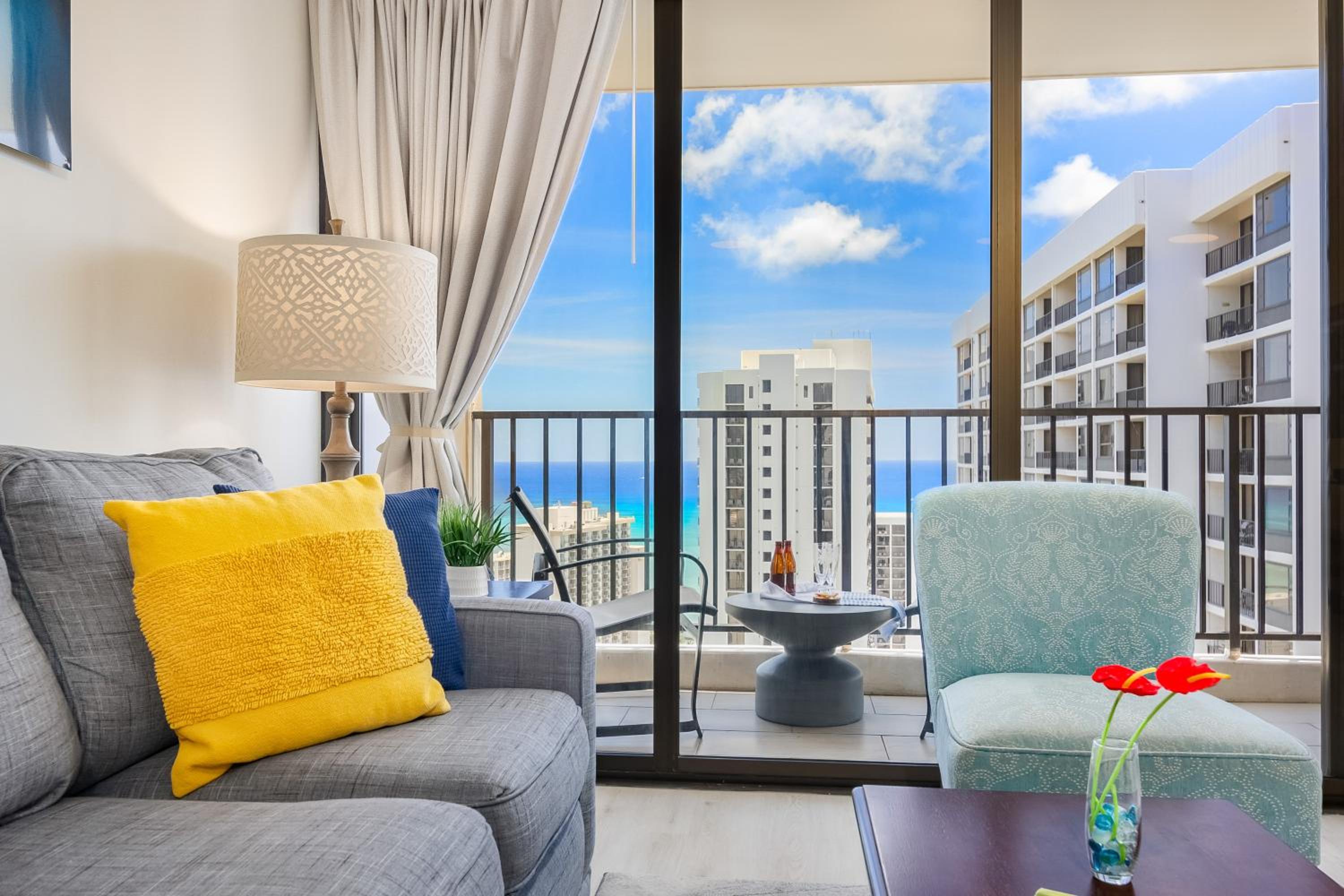 34Fl Waikiki condo with ocean view, pool, & parking: Apartment with Sea View photo