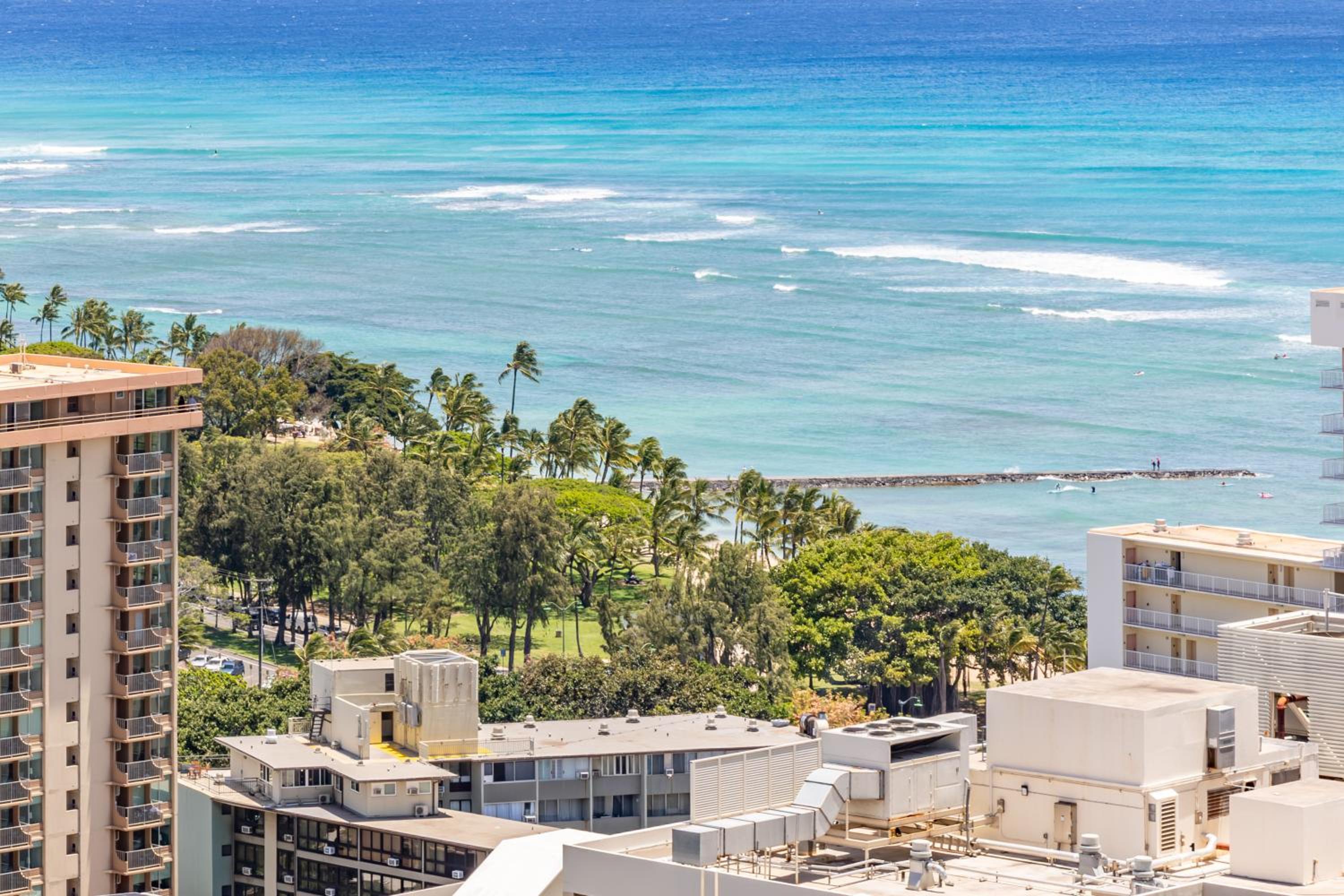 34Fl Waikiki condo with ocean view, pool, & parking: Apartment with Sea View photo