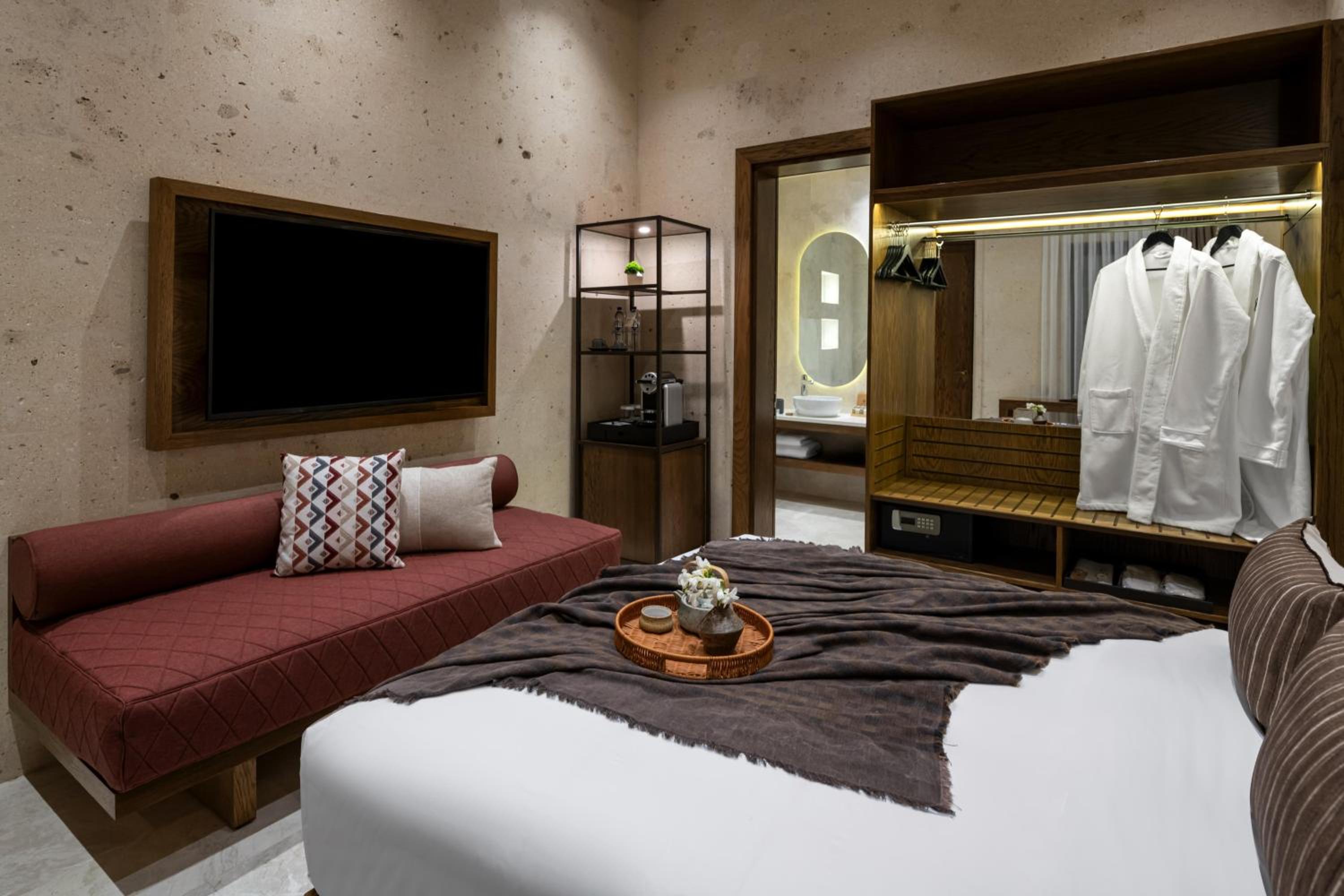 Deluxe Room with Bathtub - Photo 4