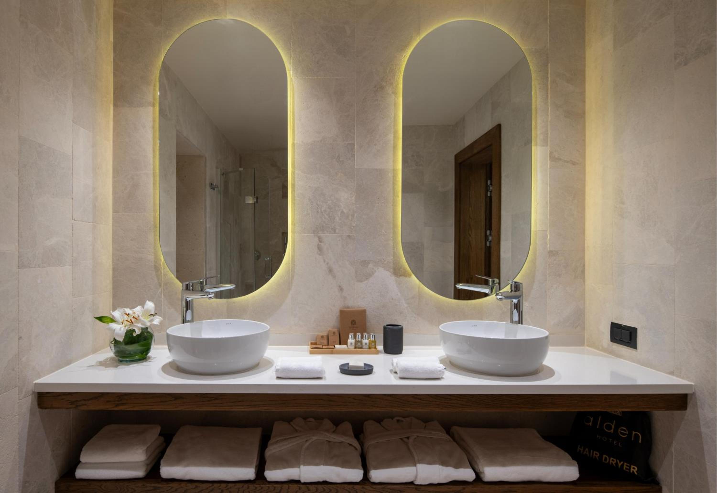 Deluxe Room with Bathtub - Photo 2