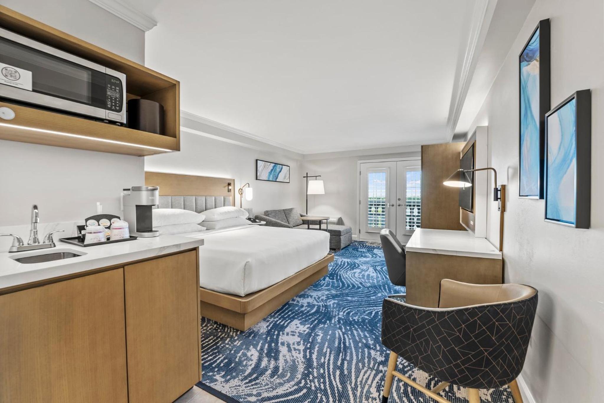 Premium King Room thumbnail 6