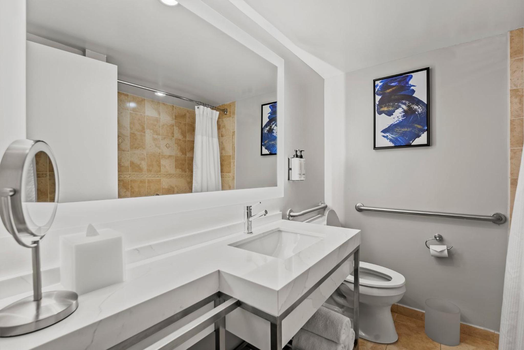 Standard Queen Room with Two Queen Beds and Mobility Accessible Tub