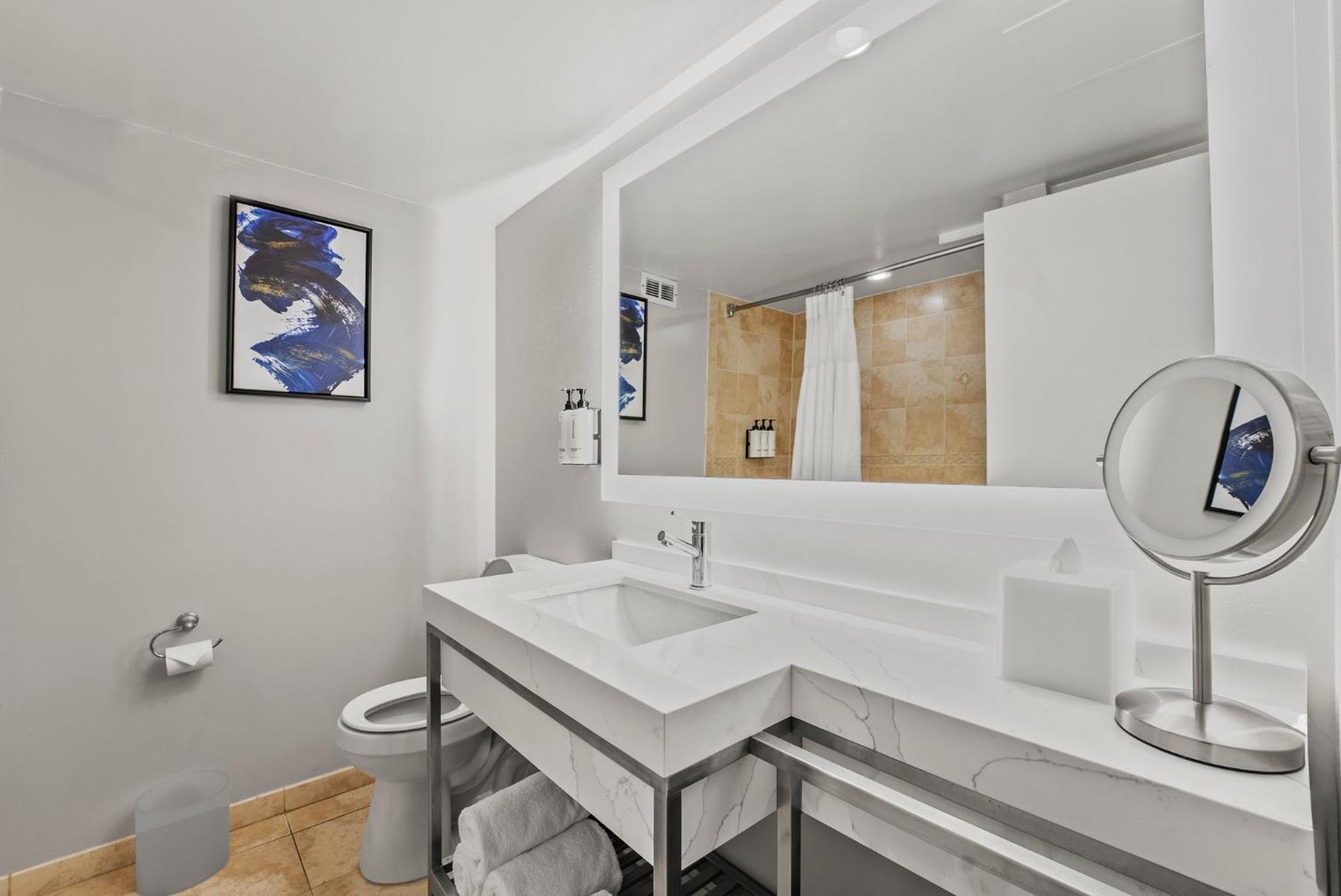 Standard Queen Room with Two Queen Beds and Mobility Accessible Tub thumbnail 6