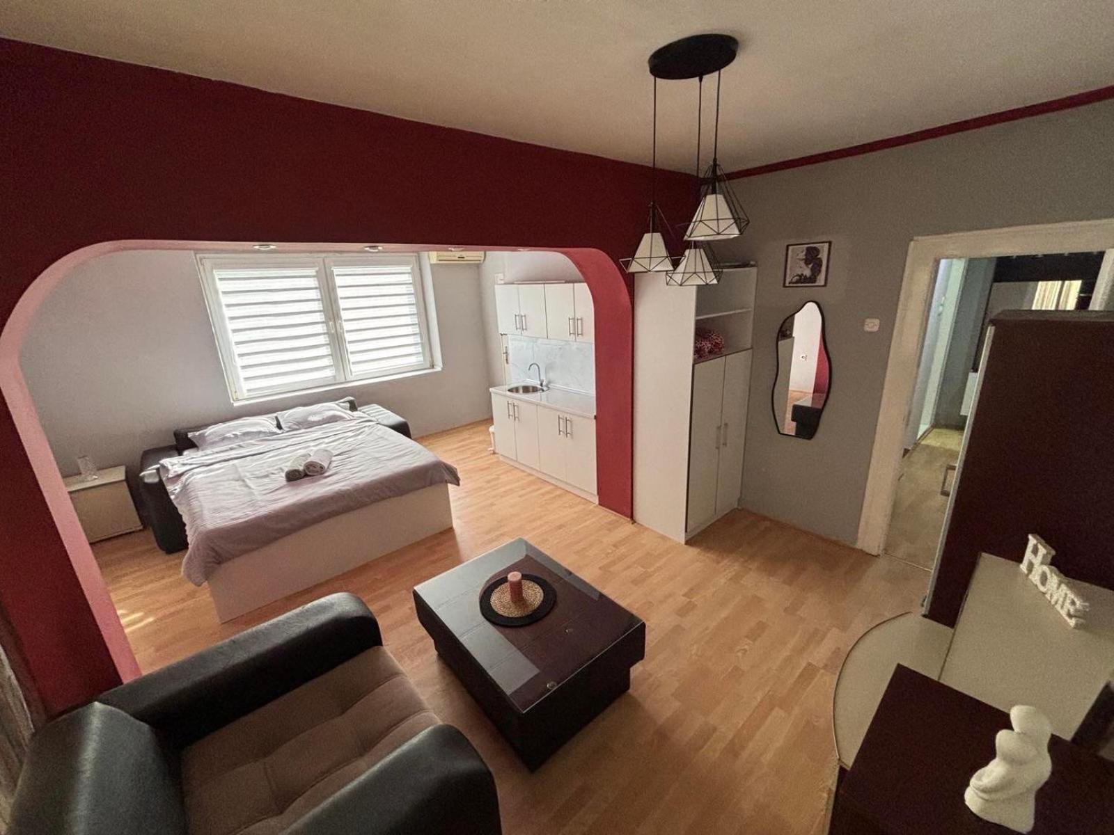 One-Bedroom Apartment photo 1