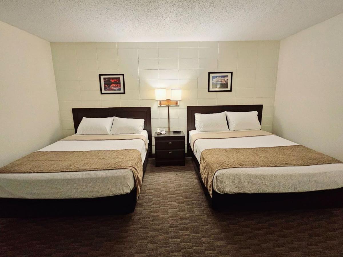 Queen Room with Two Queen Beds photo 3