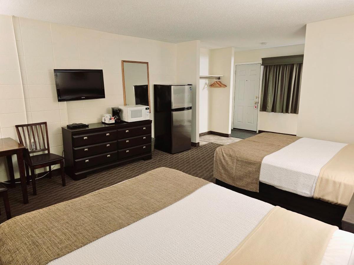 Queen Room with Two Queen Beds photo 2