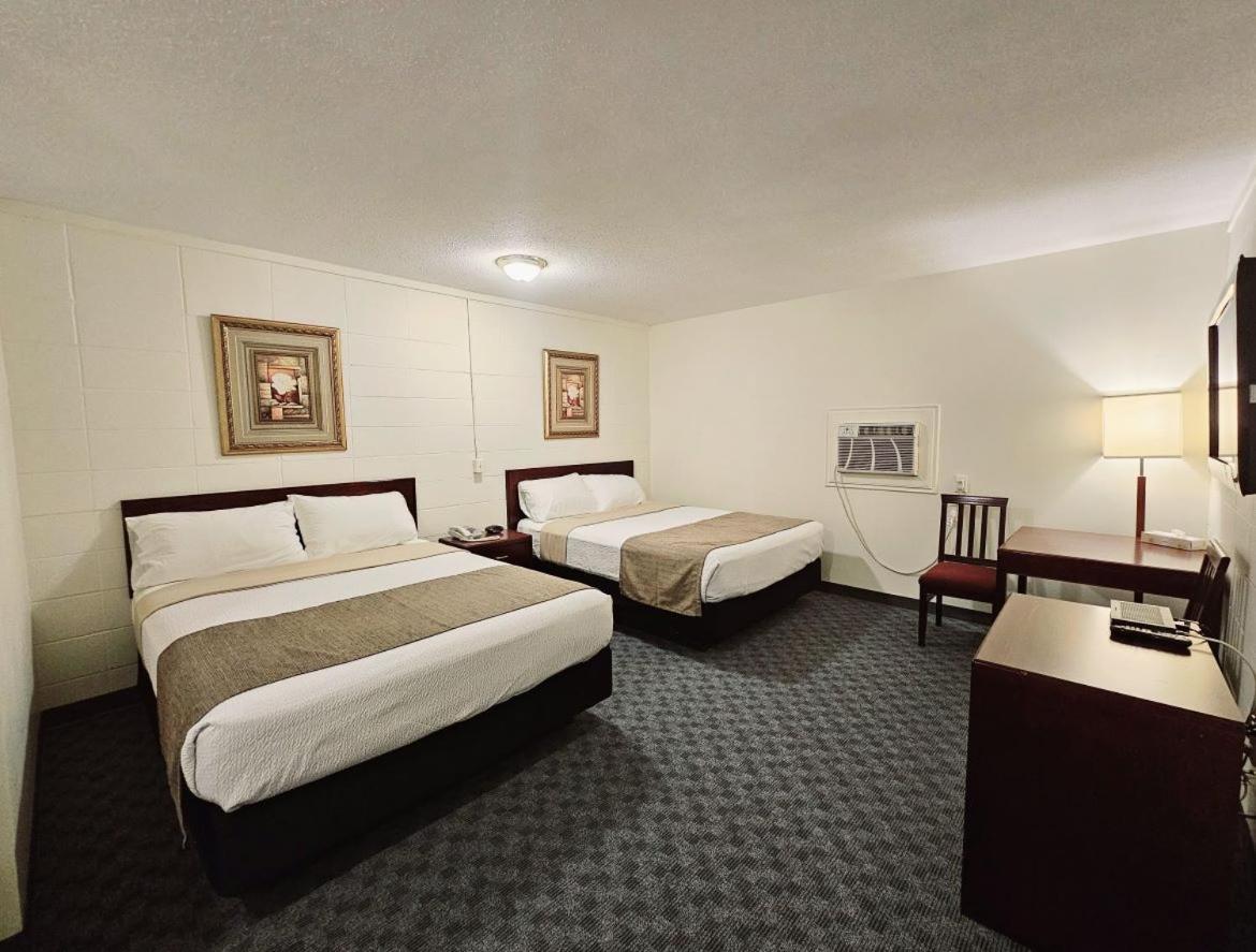 Queen Room with Two Queen Beds and Kitchen photo 3