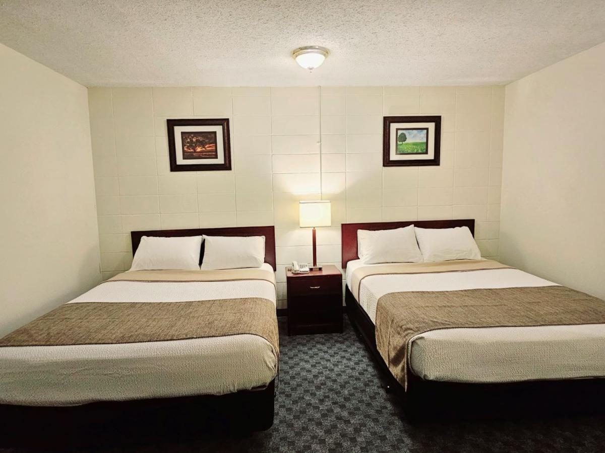 Queen Room with Two Queen Beds and Kitchen photo 2