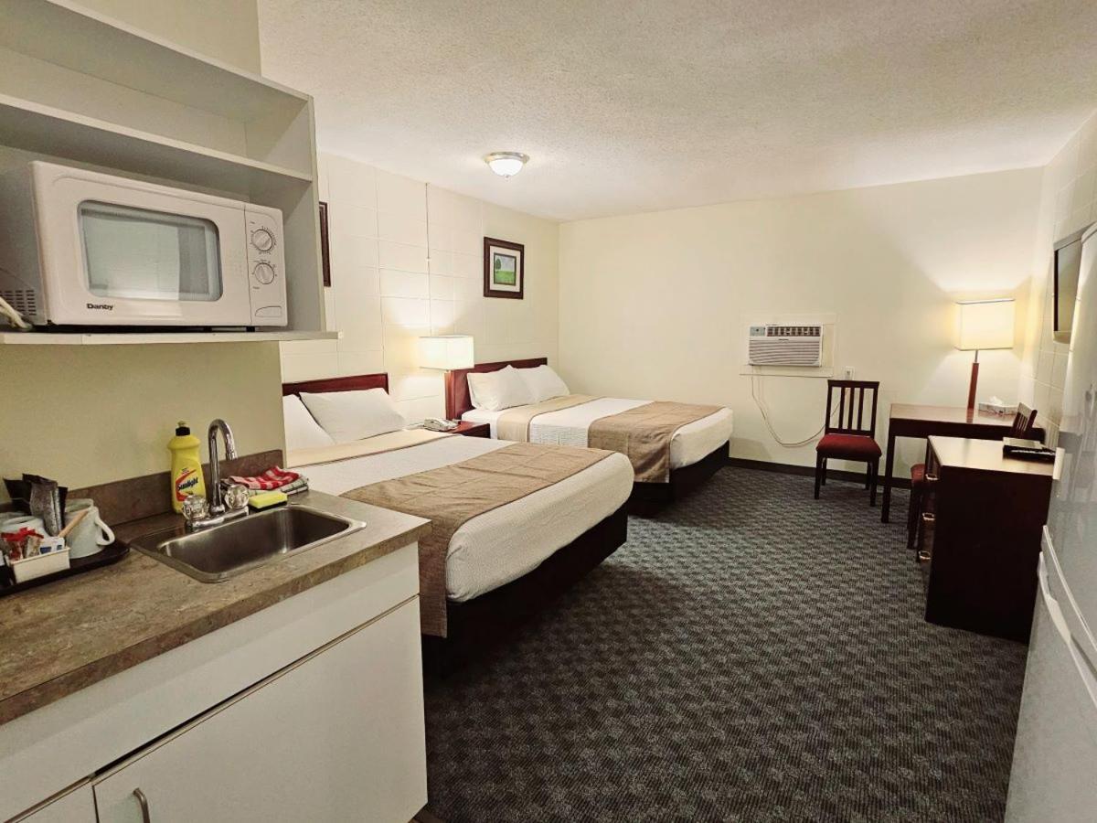 Queen Room with Two Queen Beds and Kitchen photo 1