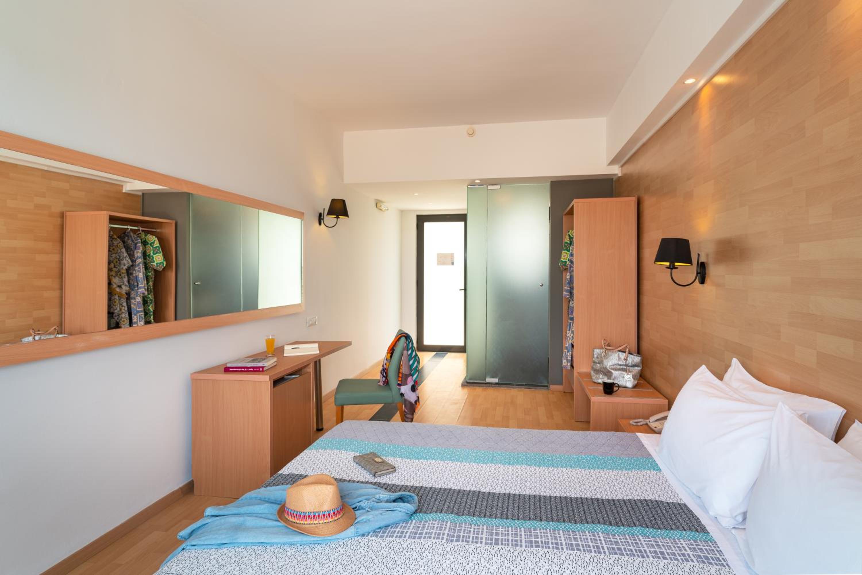 Standard Double or Twin Room with Sea View photo 2