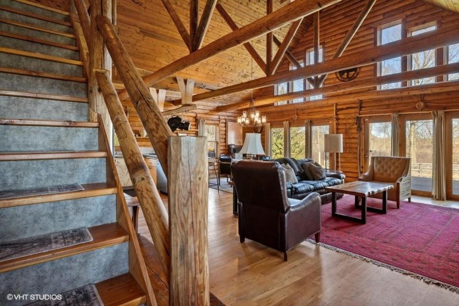 Five-Bedroom House photo 3