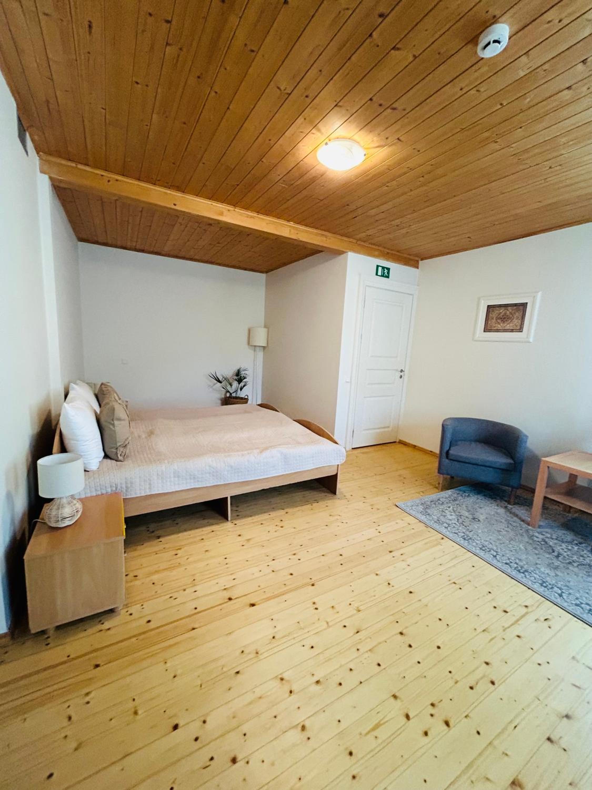 Superior Family Room - Photo 5