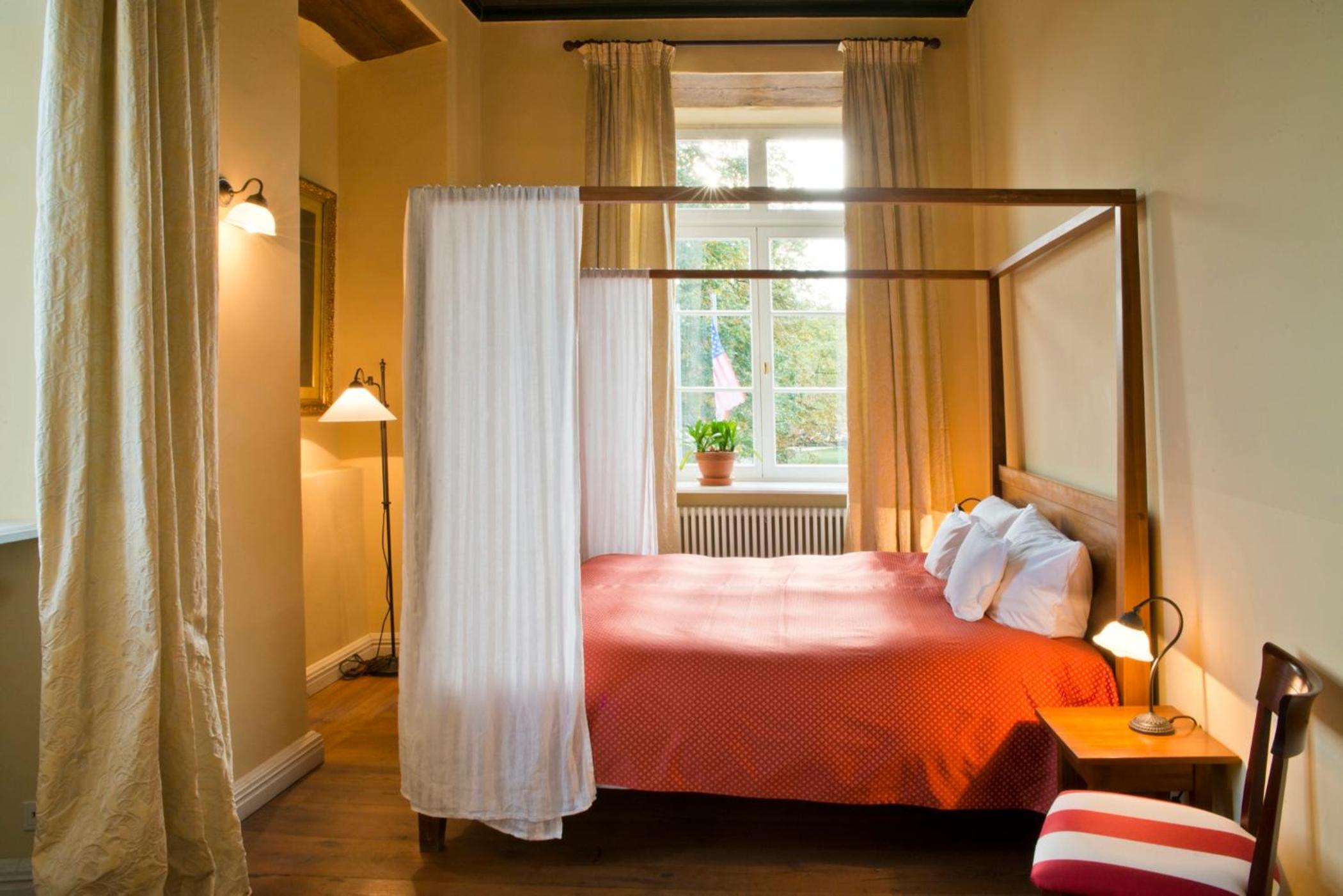 Suite - Photo 1