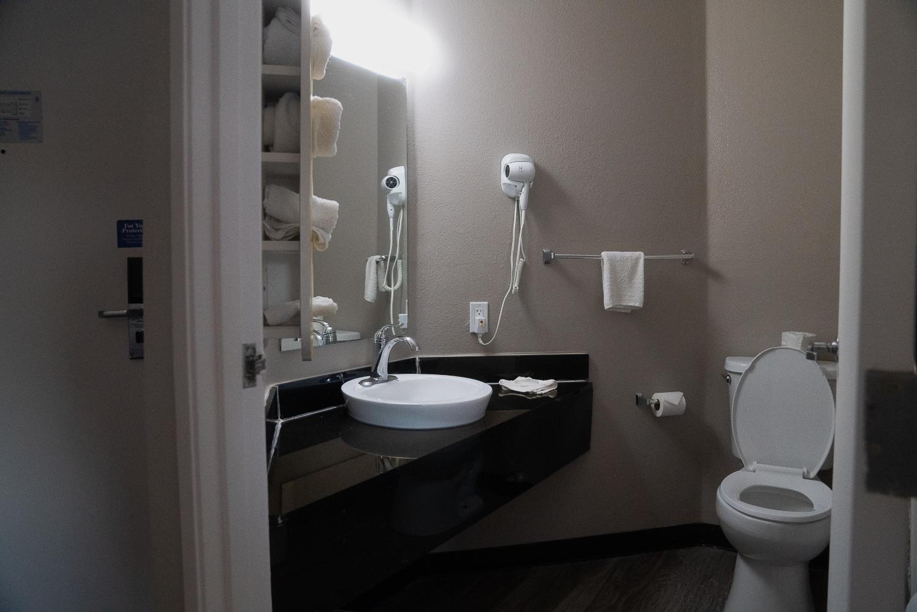 Double Room - Disability Access - Roll In Shower photo 3
