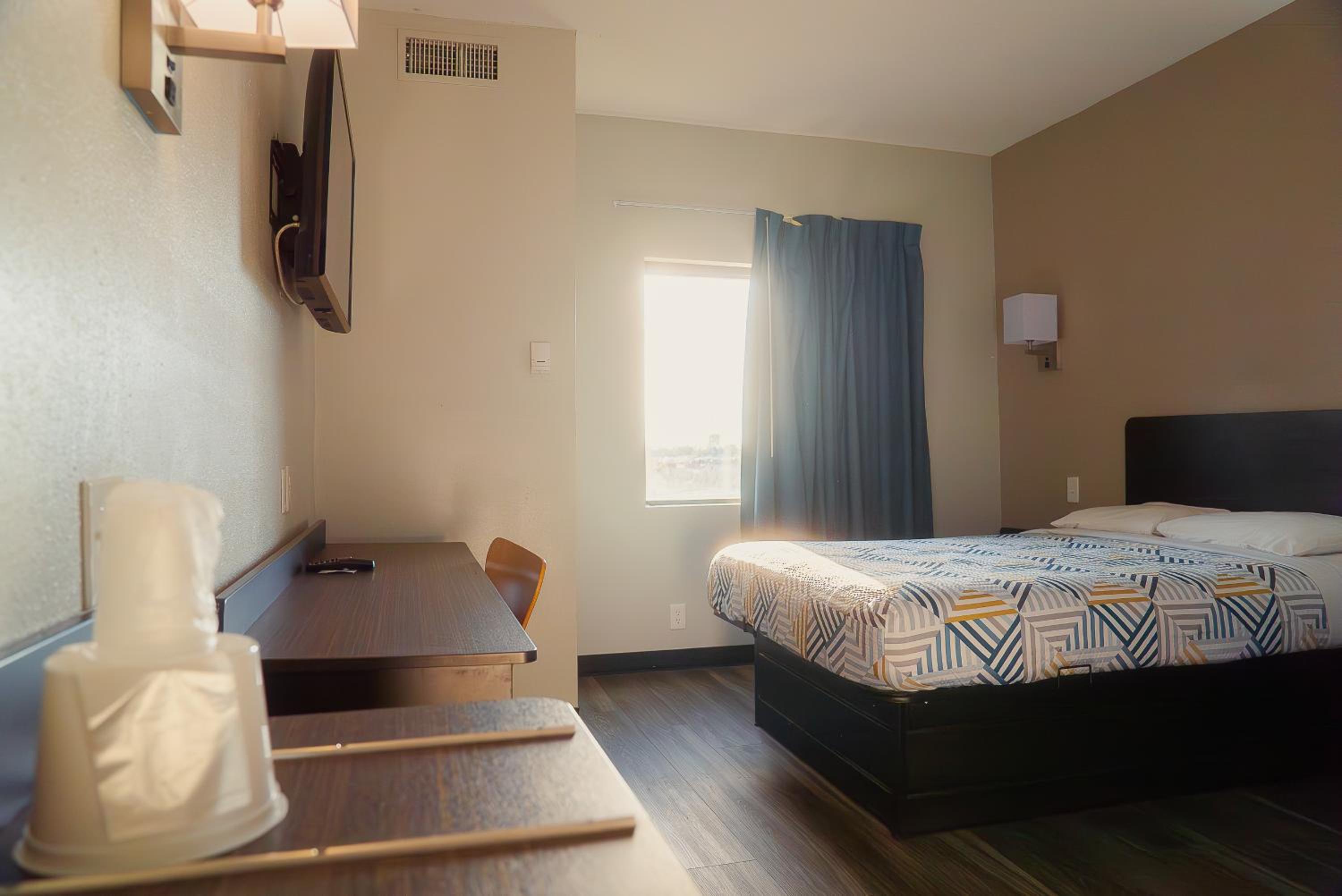 Deluxe Queen Room - Non-Smoking photo 1