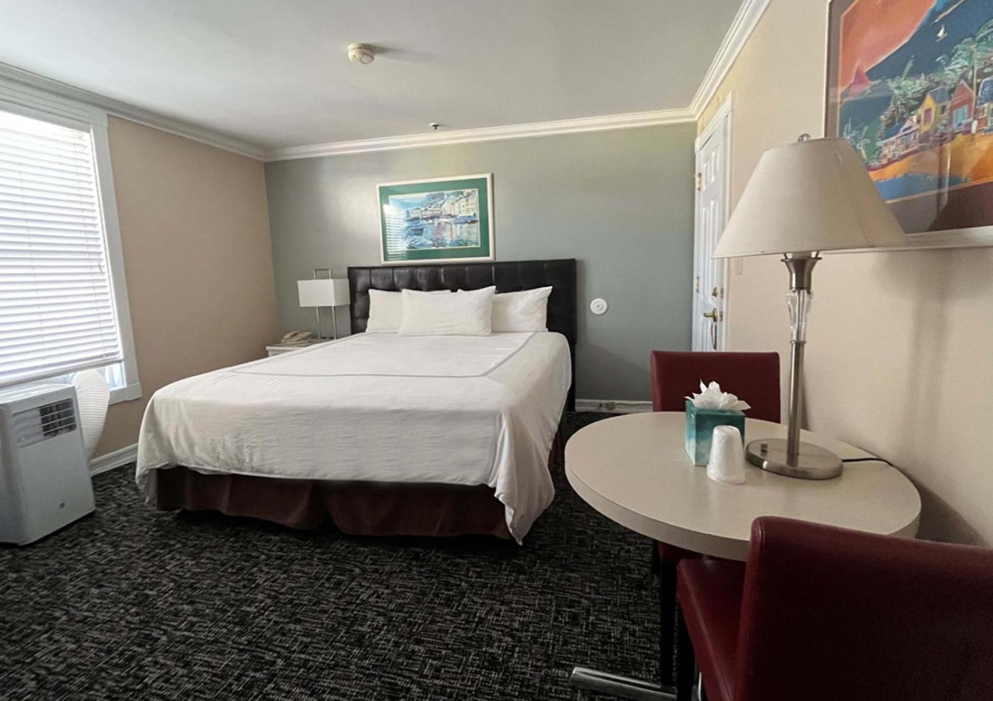 Deluxe King Room - Photo 1