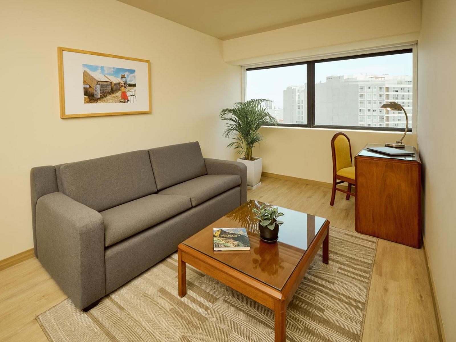 Suite - Photo 3