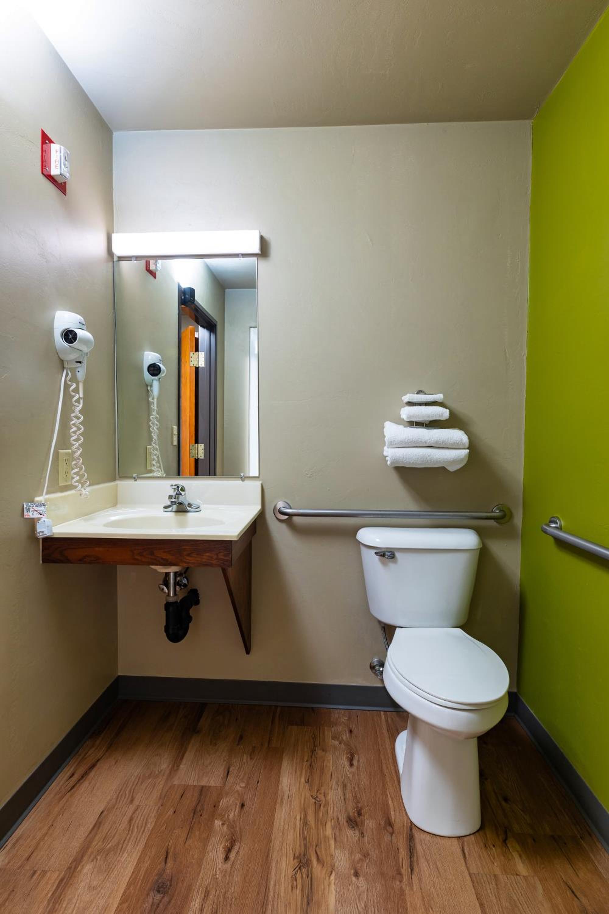 Queen Room - Disability Access photo 3