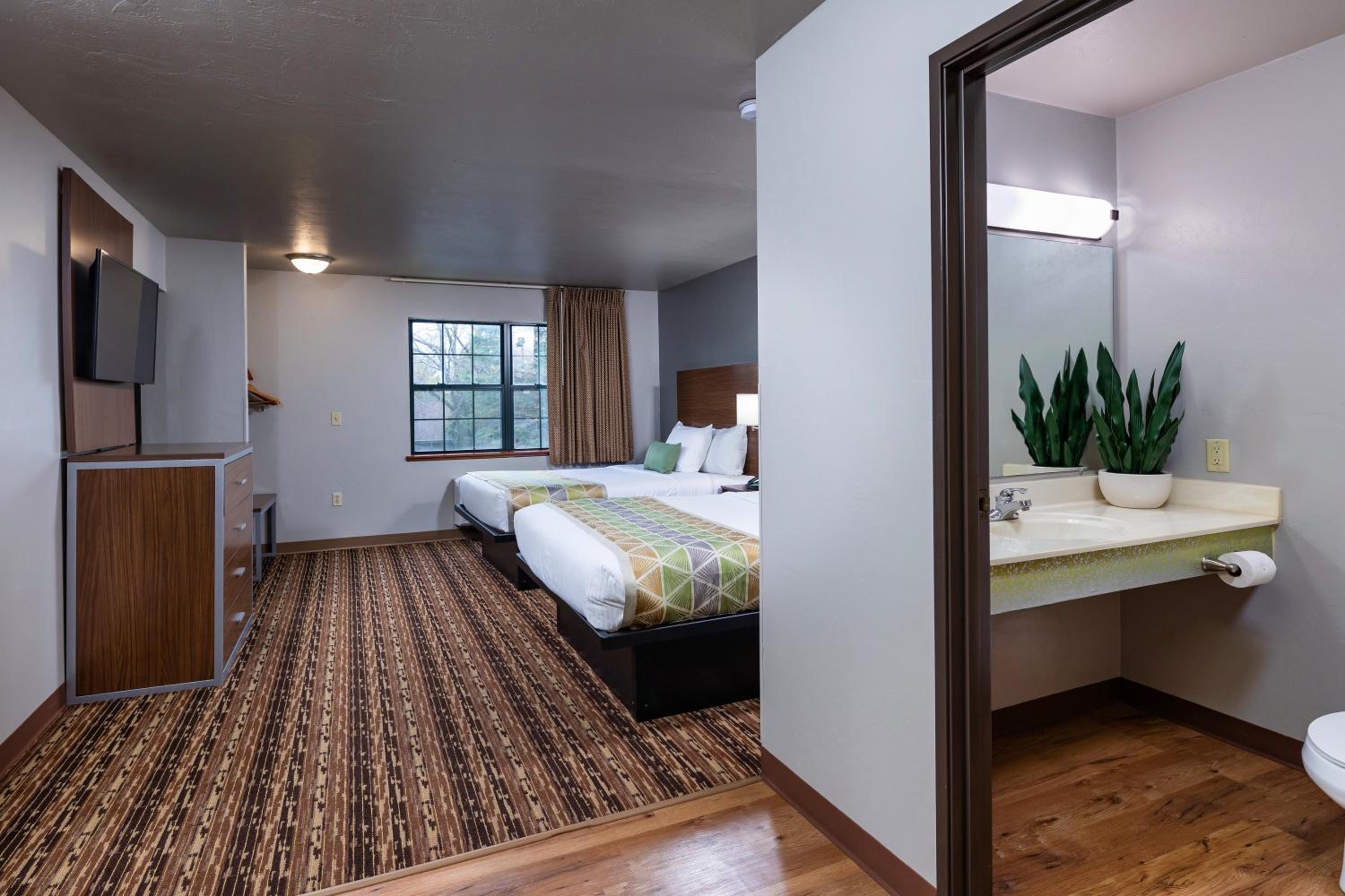 One-Bedroom Queen Suite with Two Queen Beds - Photo 10