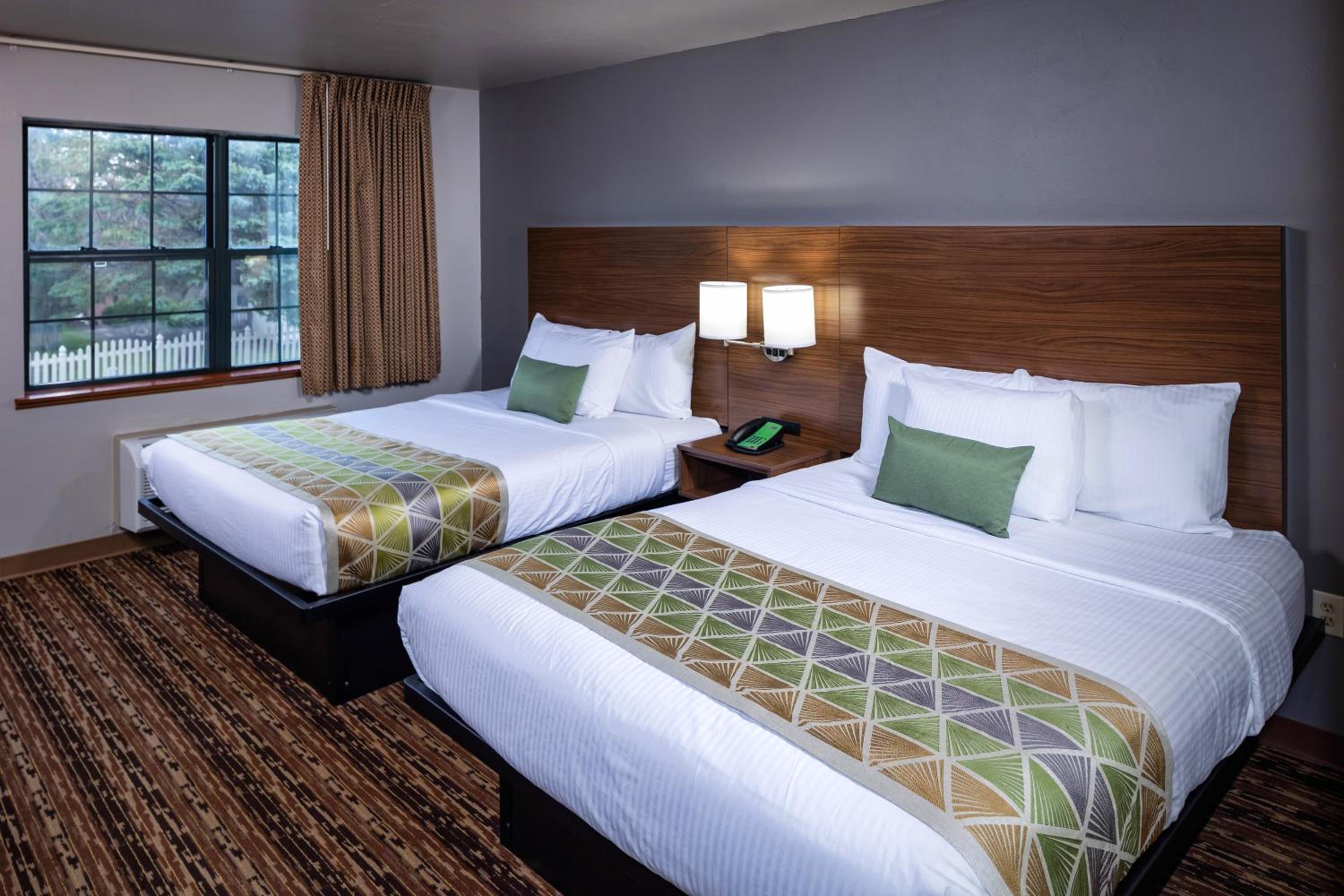One-Bedroom Queen Suite with Two Queen Beds - Photo 9