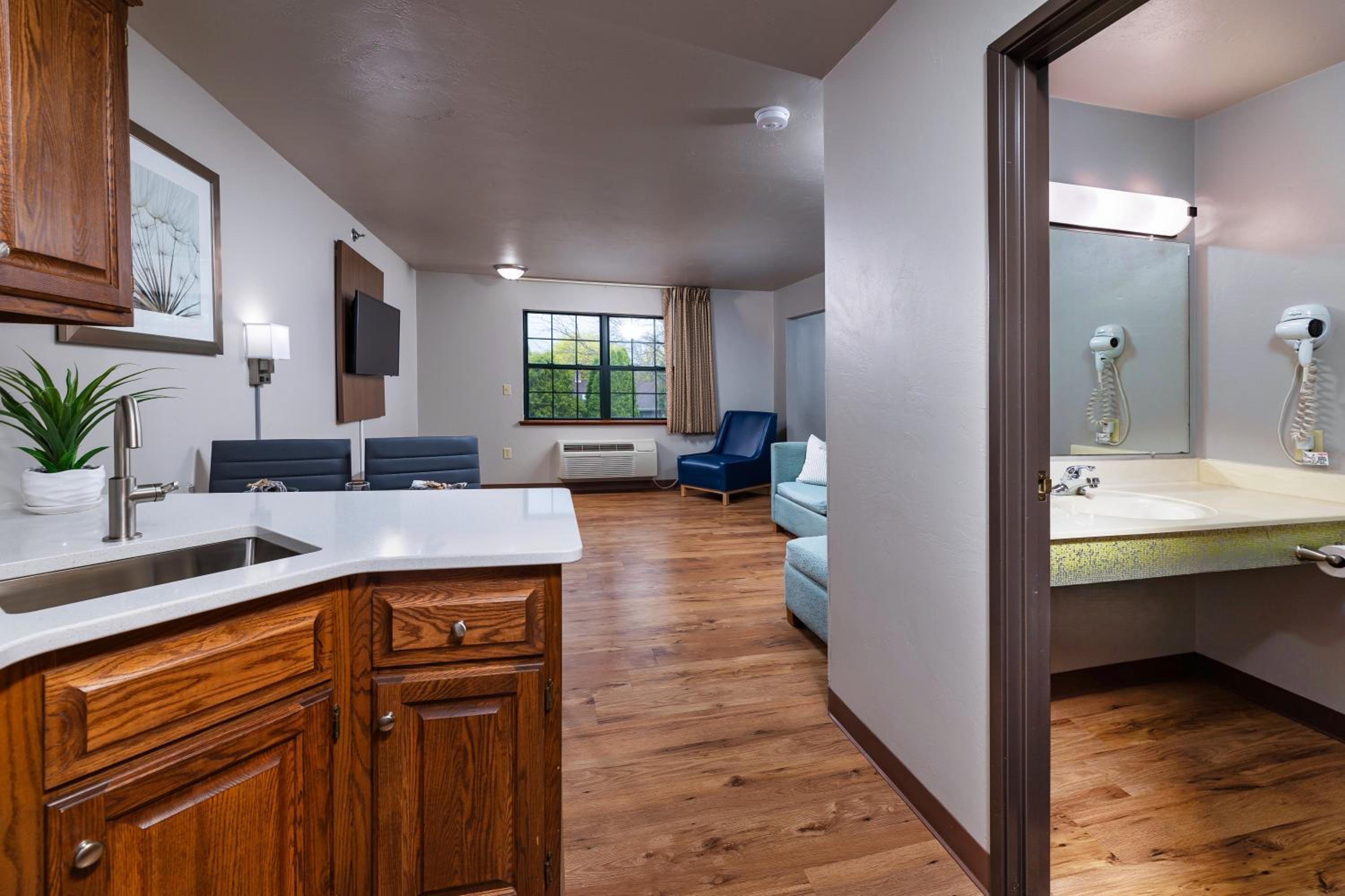 One-Bedroom Queen Suite with Two Queen Beds - Photo 11